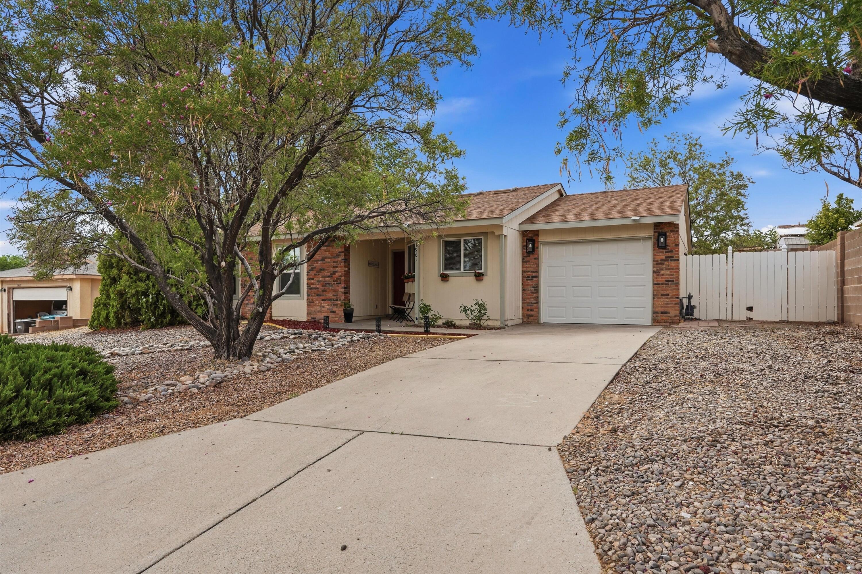 1961 Roanoke Drive NE, Rio Rancho