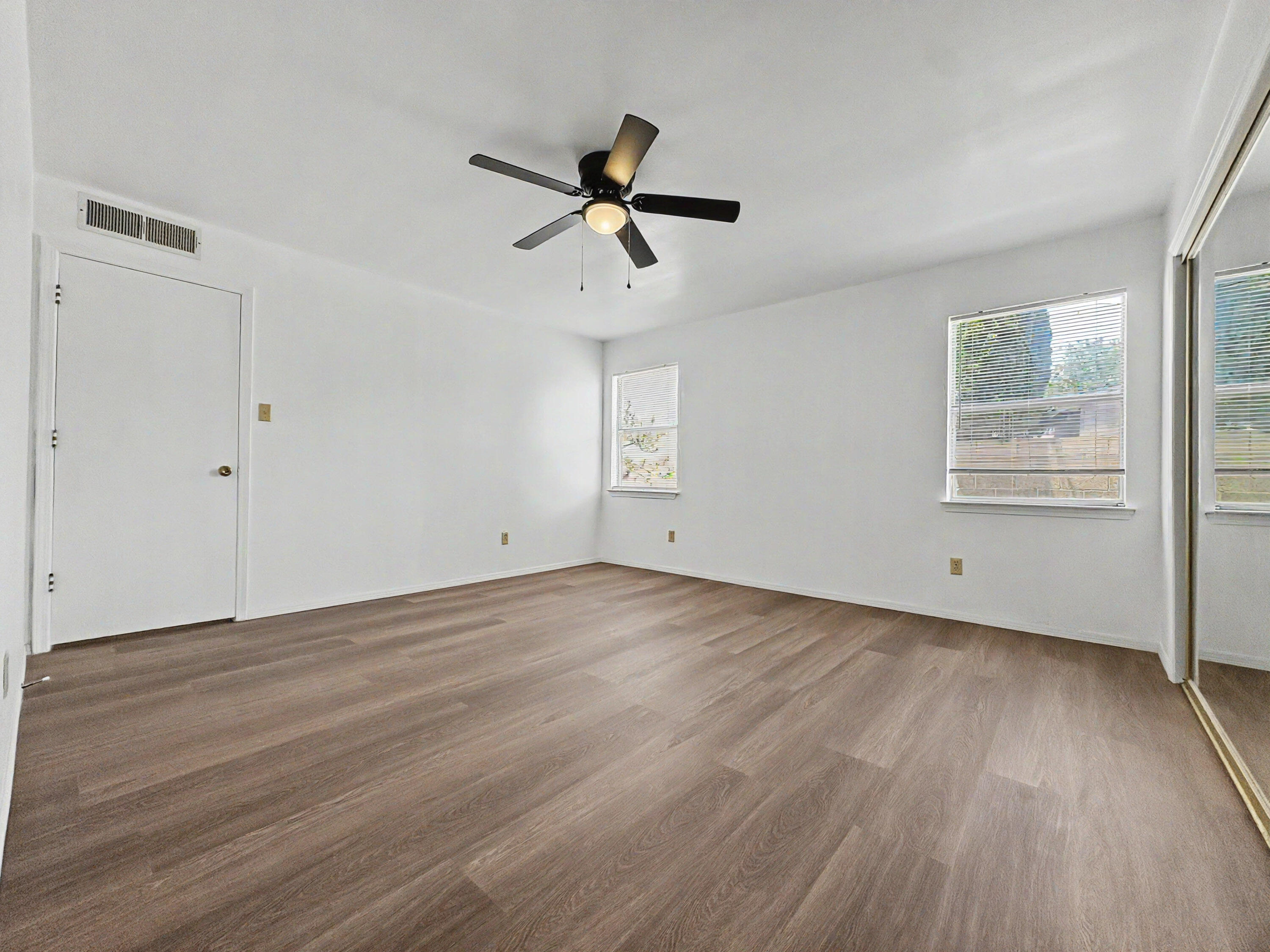 Photo 18 — 7309 Vivian Drive NE