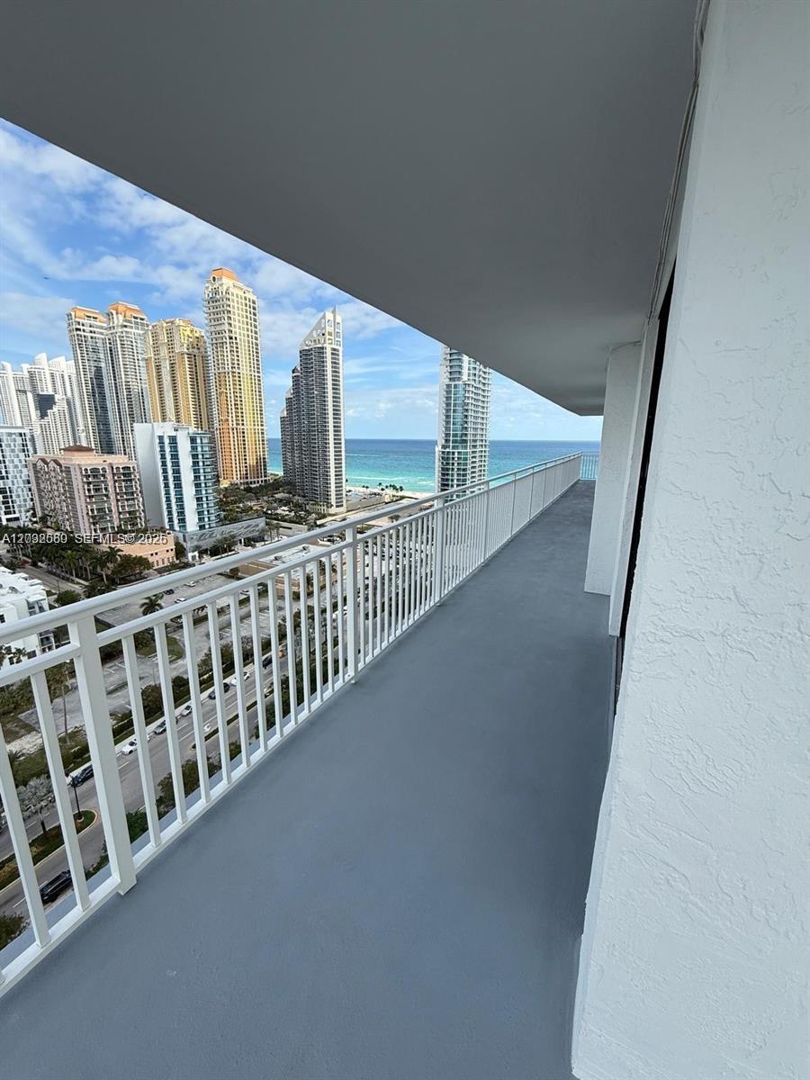 Winston Towers 600 Condo