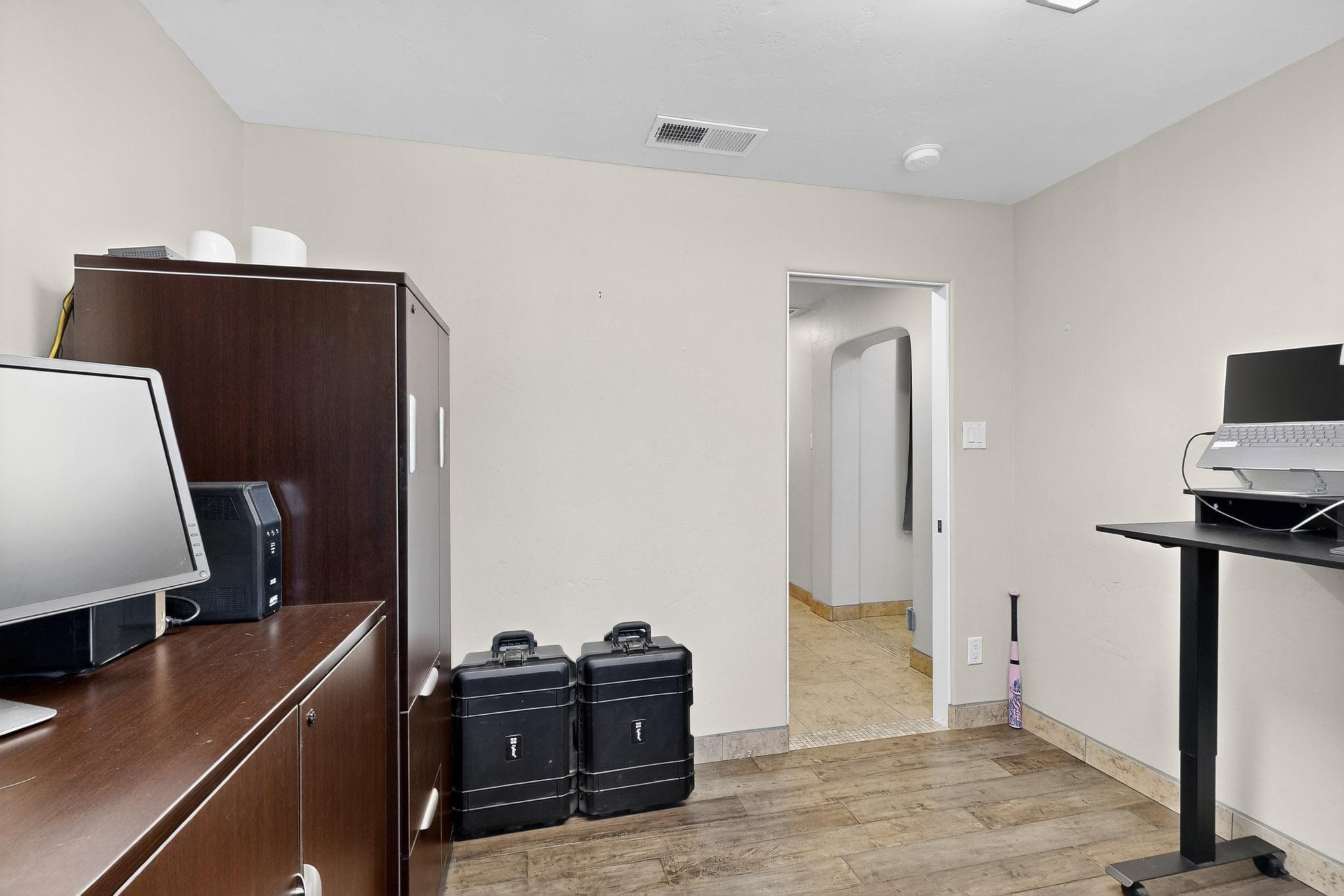 Photo 4 — 534 Muscatel Avenue NE