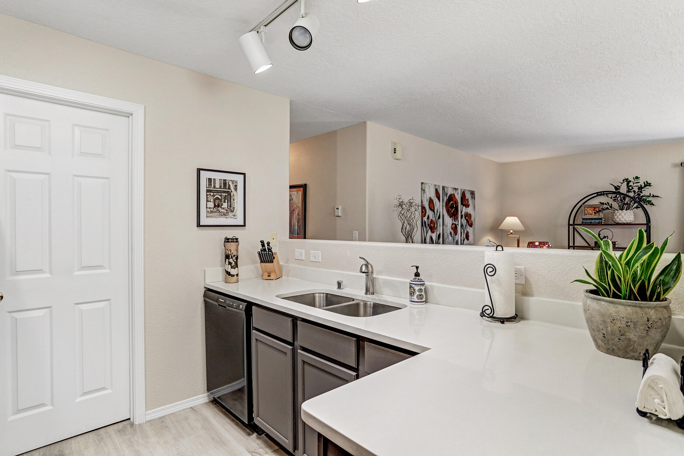 Photo 6 — 4801 Irving Boulevard NW UNIT 1304