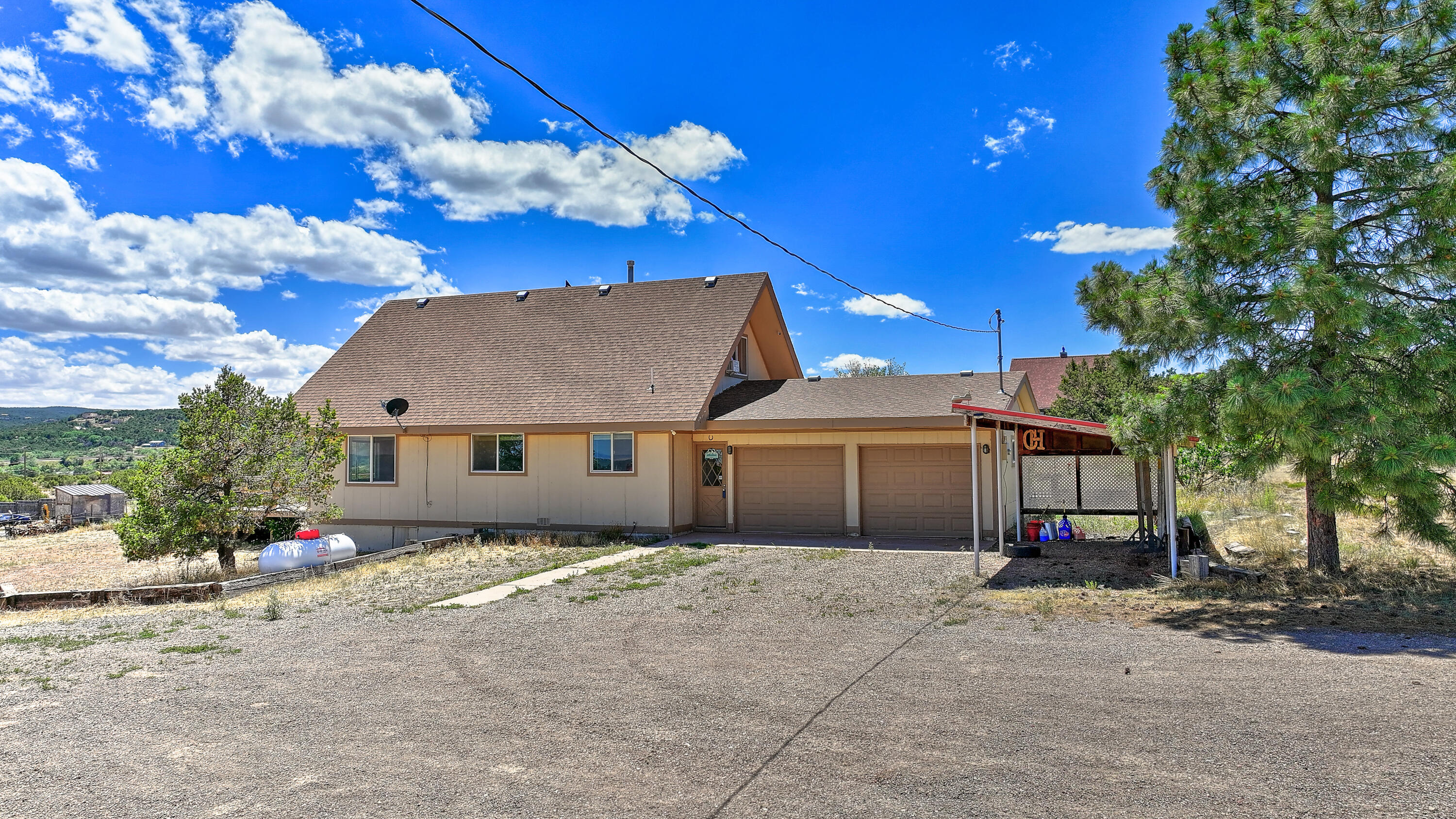Photo 2 of Single family home for sale at 8 Troxel Ln, Tijeras, NM 87059 | MLS# 1106524 | Listing updated on 2026-09-08
