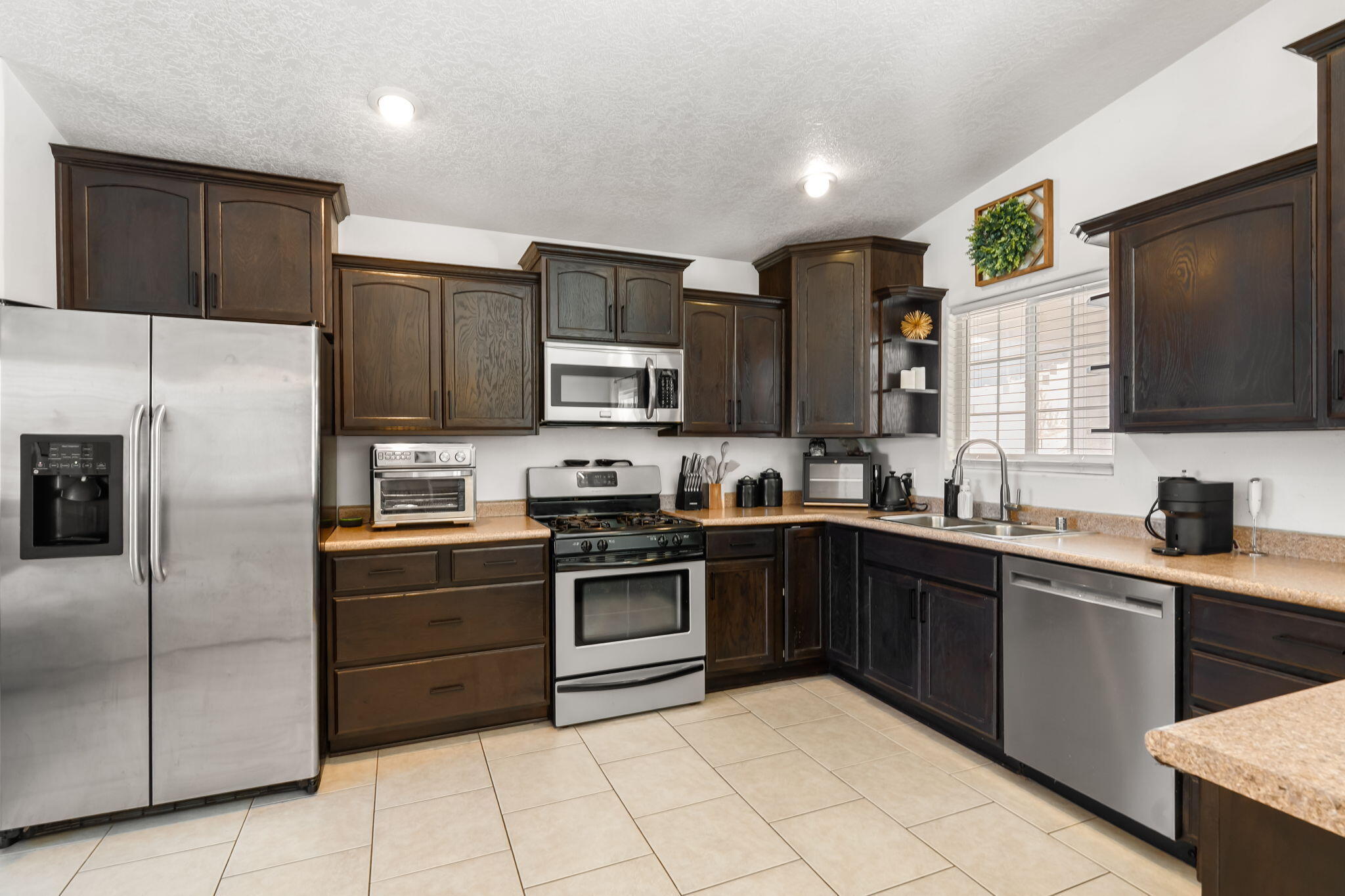Photo 17 — 731 Amethyst Drive NE