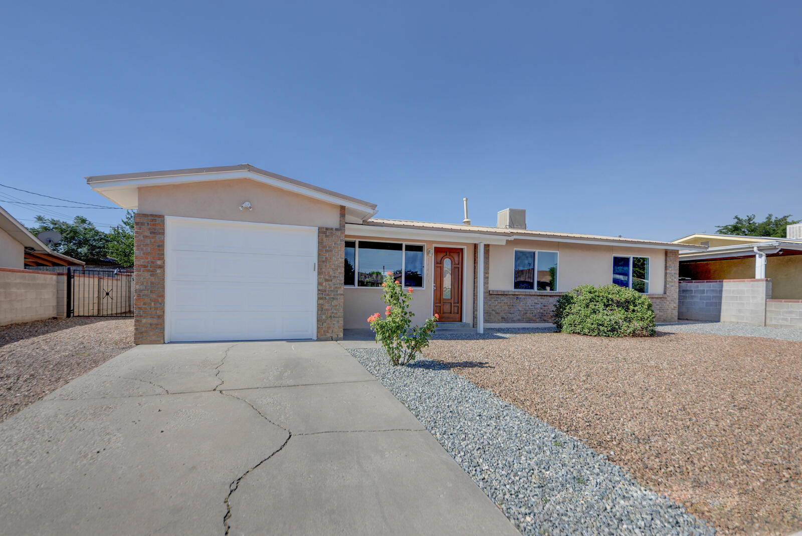 Photo 4 of Sale Pending at 1444 Loma Hermosa Ct NW, Albuquerque, NM 87105 | MLS# 1106731 | Listing updated on 2026-09-05