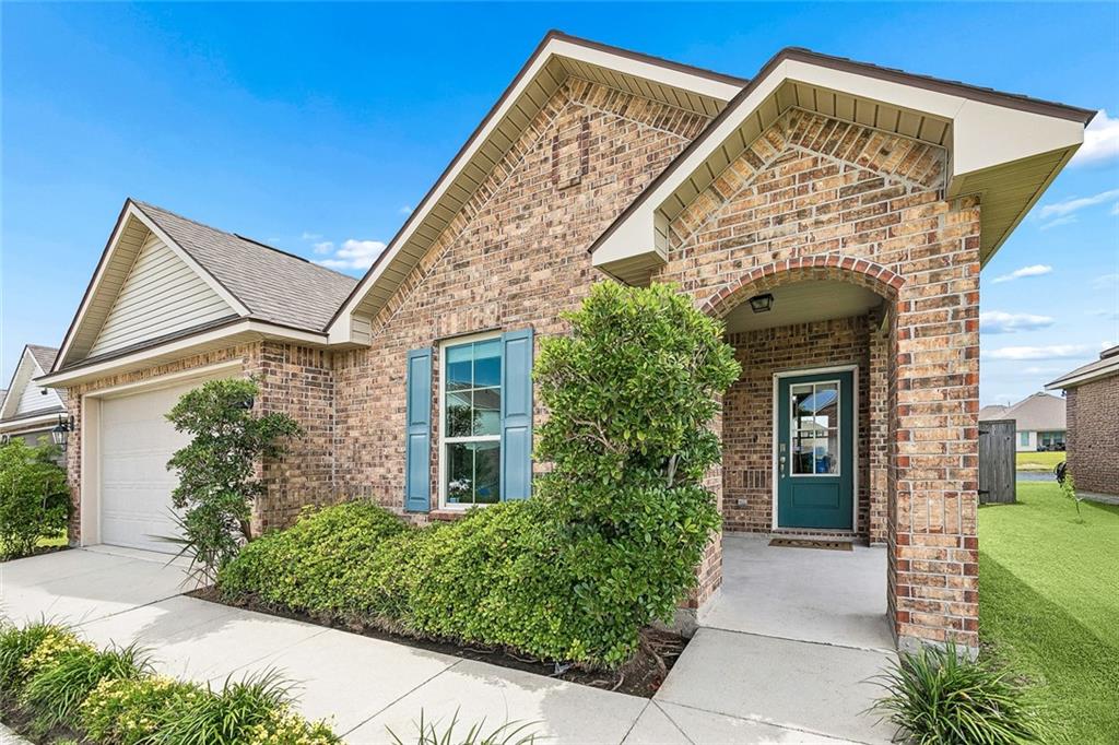 Photo 1 of Single family home for sale at 125 E Lake Ct, Slidell, LA 70461 | MLS# 2567602 | Listing updated on 2026-09-10