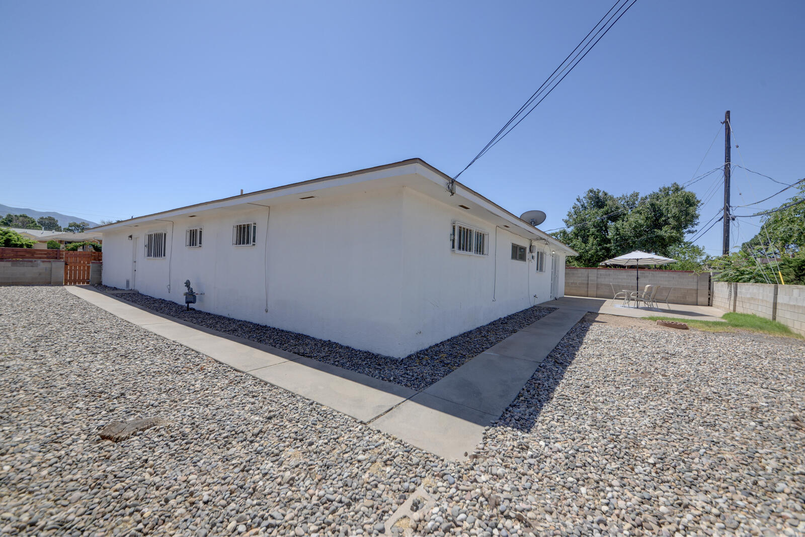 Photo 5 — 2929 Espanola Street NE