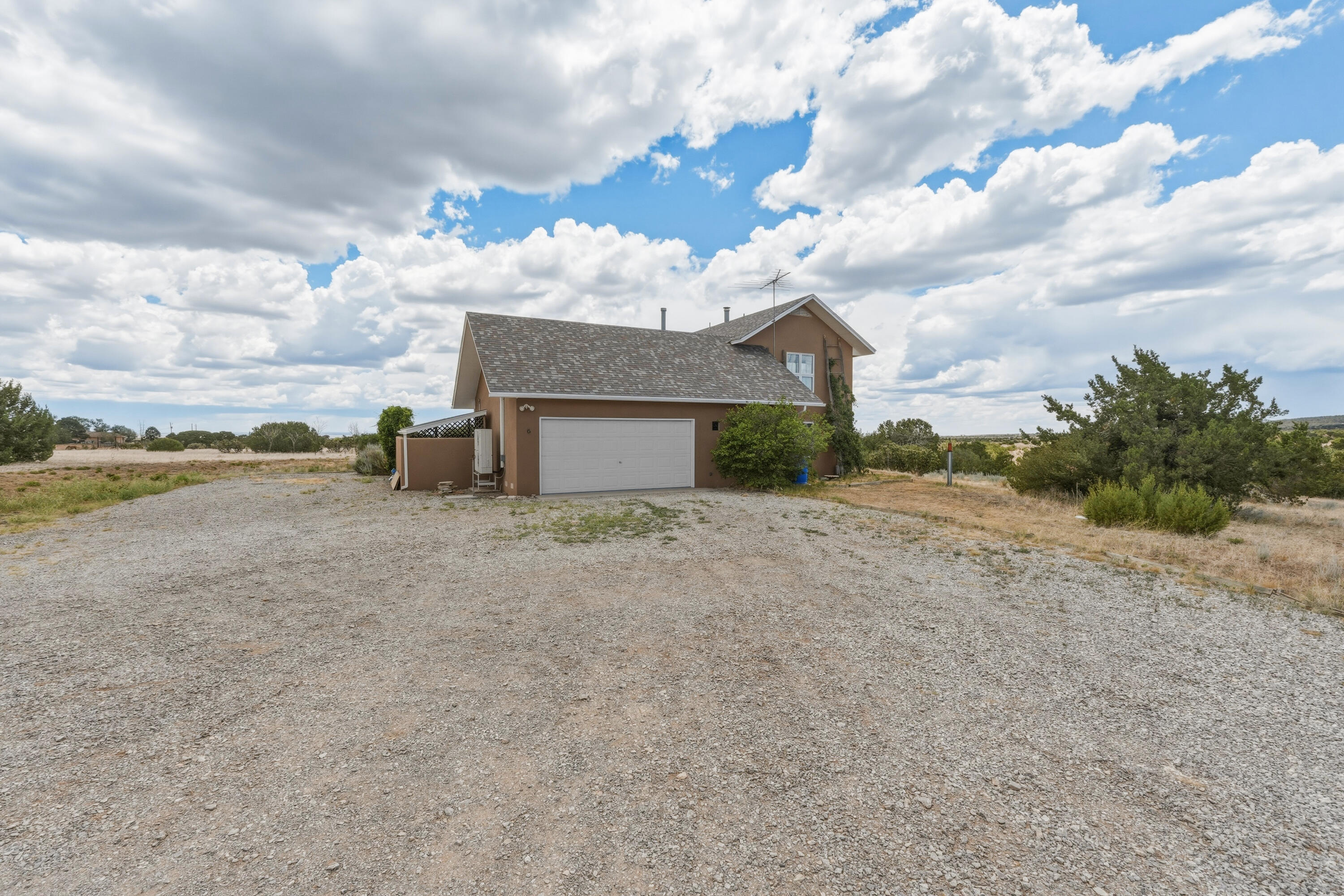 Photo 3 of Sale Pending at 6 Hideaway Ln, Edgewood, NM 87015 | MLS# 1107519 | Listing updated on 2026-10-21