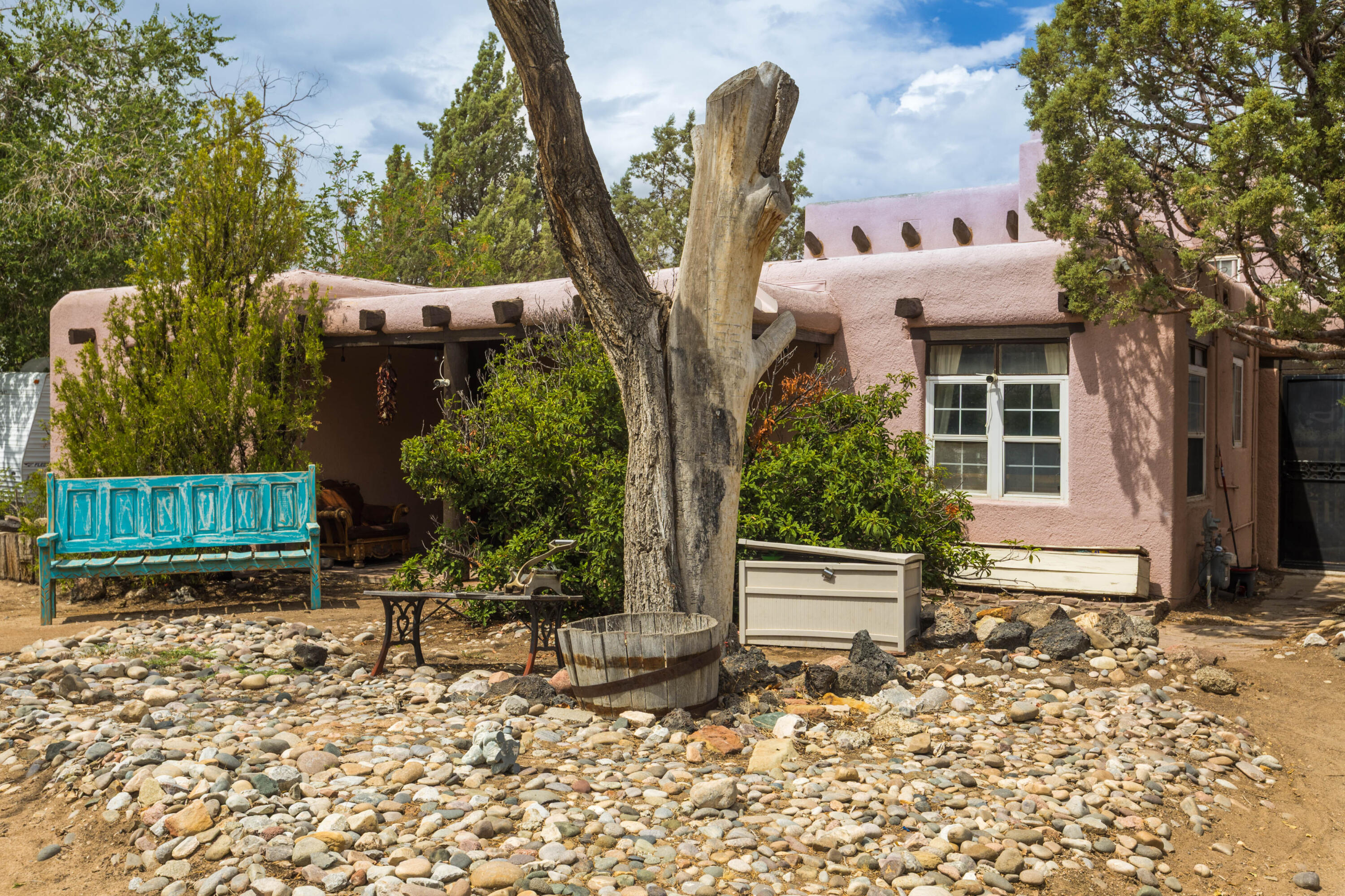 Photo 2 of Single family home for sale at 527 Mesilla St Ne, Albuquerque, NM 87108 | MLS# 1107942 | Listing updated on 2026-09-10