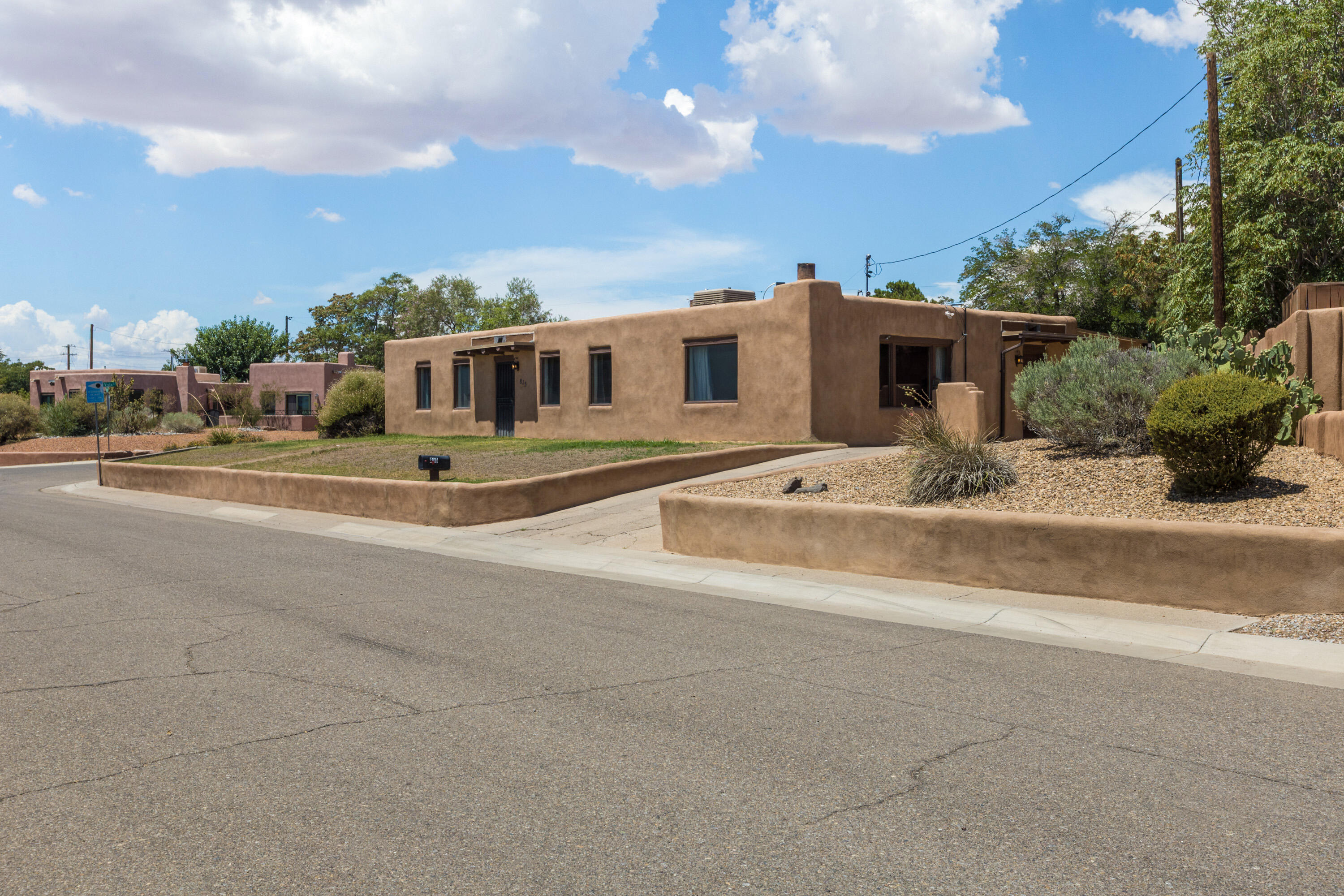 Photo 2 of Single family home for sale at 815 Rio Vista Cir Sw, Albuquerque, NM 87105 | MLS# 1108011 | Listing updated on 2026-10-26