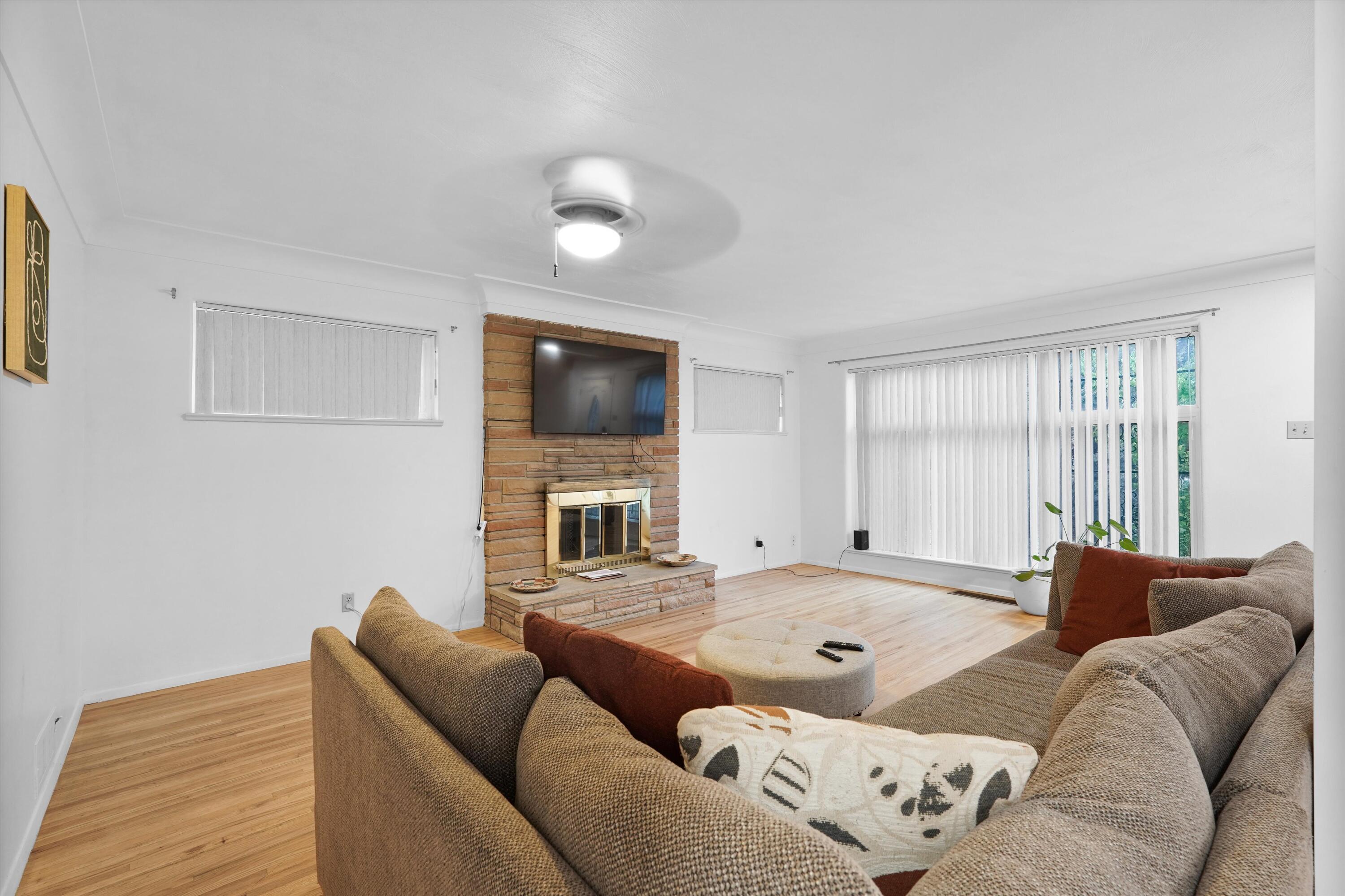 Photo 4 of Single family home for sale at 400 Sierra Dr SE, Albuquerque, NM 87108 | MLS# 1108627 | Listing updated on 2026-09-07