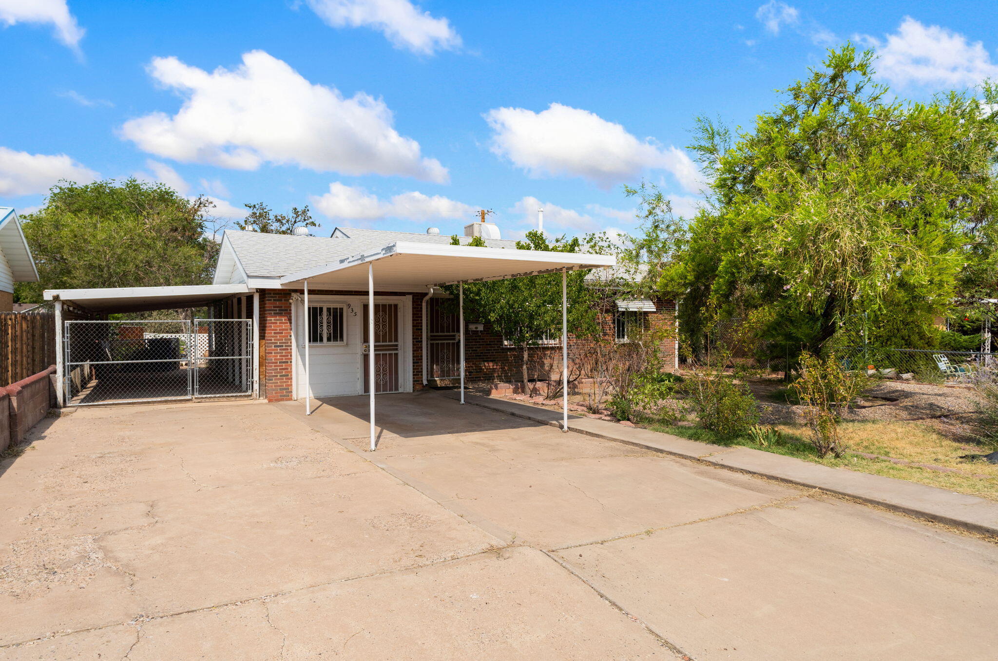 Photo 2 of Sale Pending at 935 Manzano St Ne, Albuquerque, NM 87110 | MLS# 1109091 | Listing updated on 2026-10-21