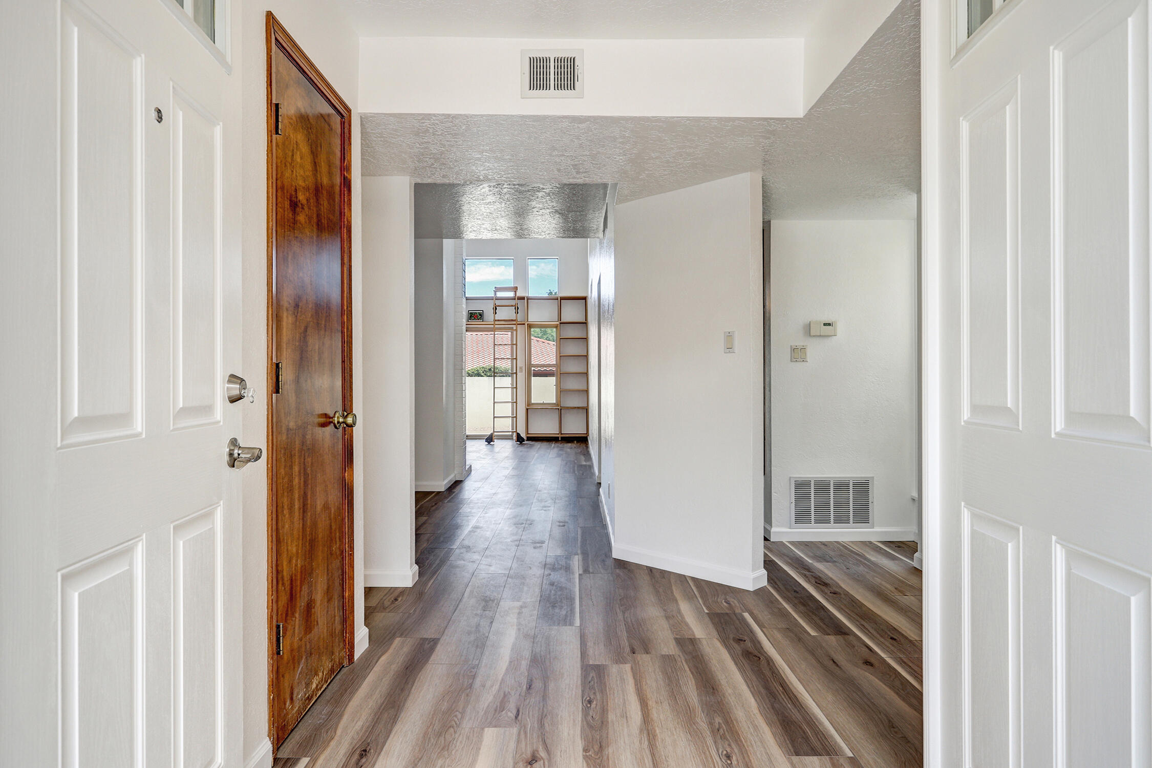 Photo 4 of Sale Pending at 608 Meadow Green Ct Se, Albuquerque, NM 87123 | MLS# 1109579 | Listing updated on 2026-10-21