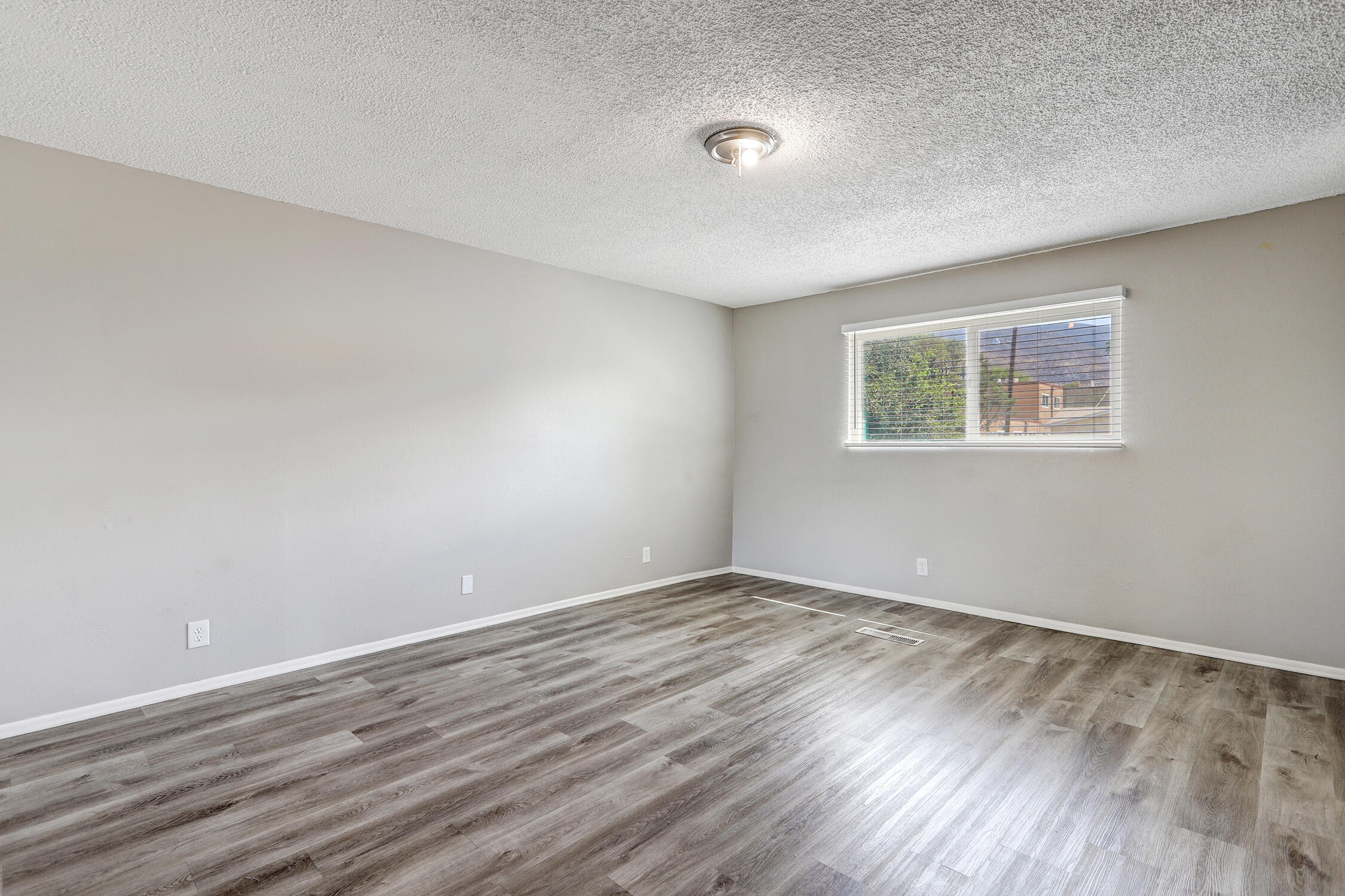 Photo 3 of Sale Pending at 1725 Hiawatha Dr Ne, Albuquerque, NM 87112 | MLS# 1109816 | Listing updated on 2026-09-17