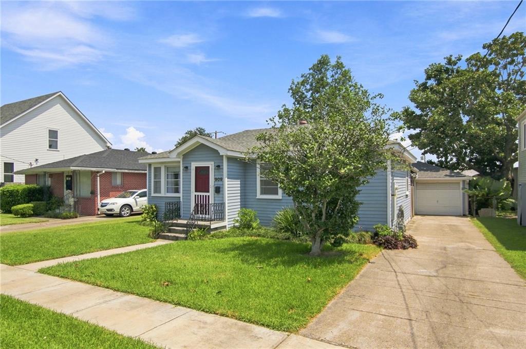 Photo 2 of Single family home for sale at 909 Athania Pkwy, Metairie, LA 70001 | MLS# 2574866 | Listing updated on 2026-09-18