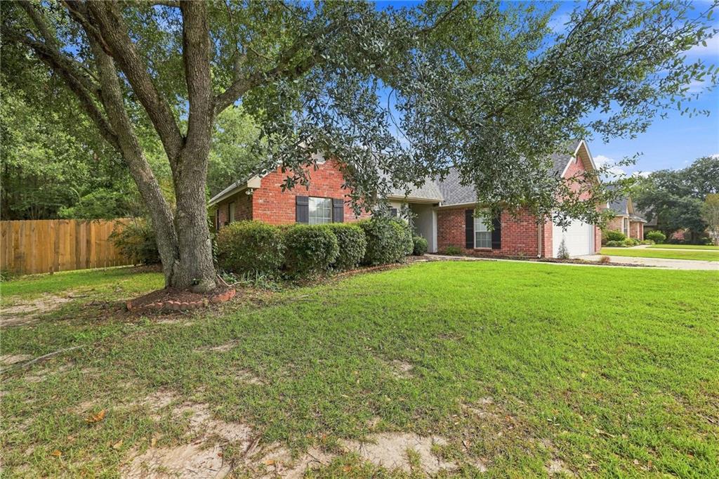 Photo 2 of Single family home for sale at 621 Piney Ridge Cir, Madisonville, LA 70447 | MLS# 2576747 | Listing updated on 2026-09-11