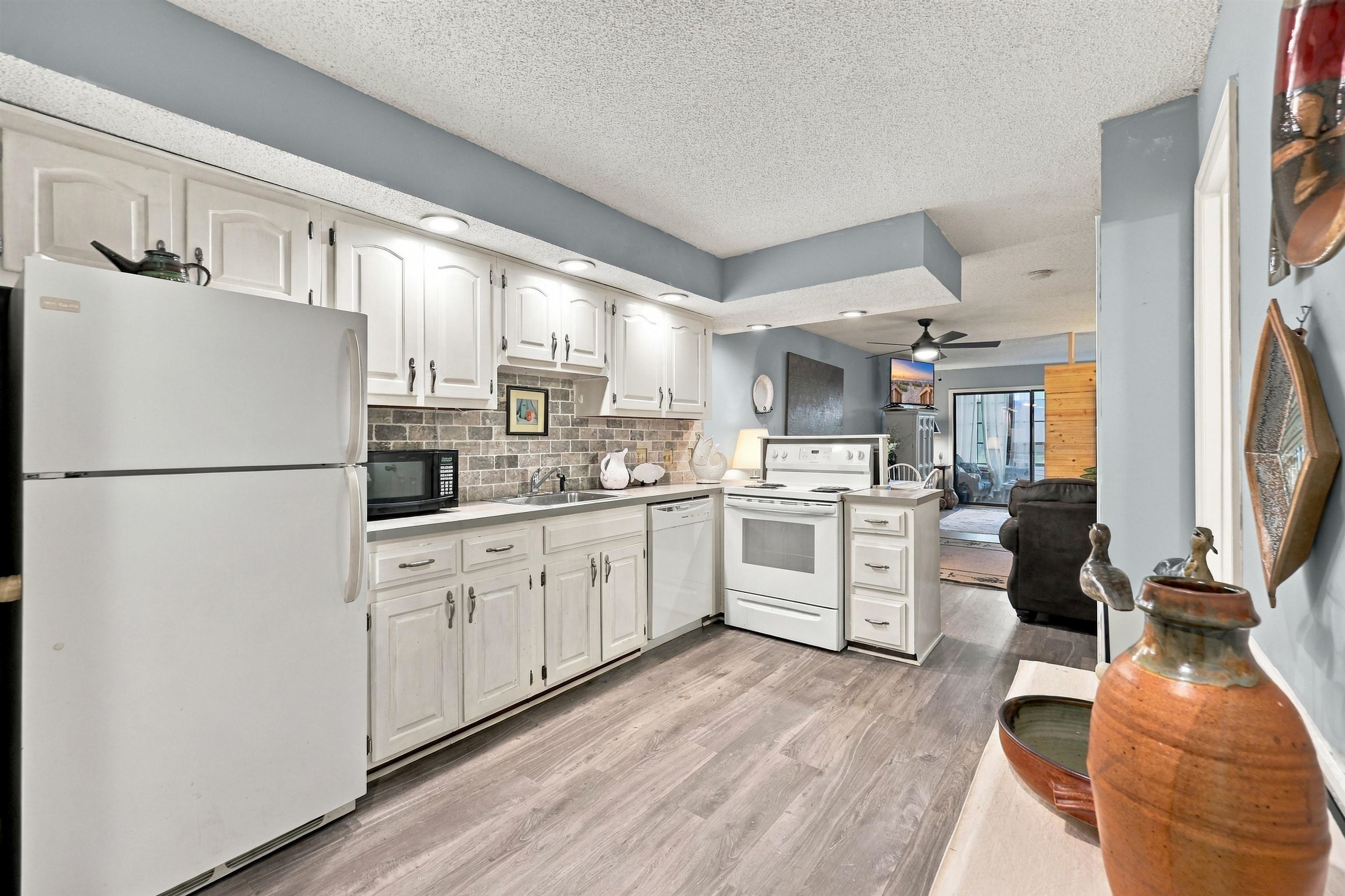 Listing Photo 5 - Condo for sale in building located at 4202 Pinehurst Cir, Little River, SC 29566 - Unit #D2