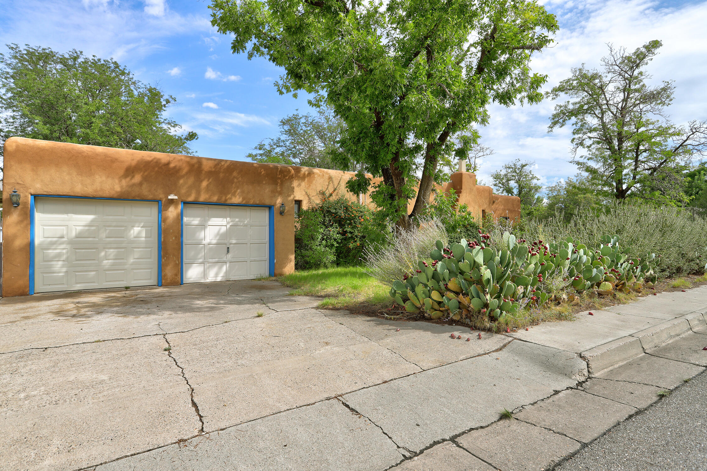 Photo 1 of Single family home for sale at 401 Fontana Pl NE, Albuquerque, NM 87108 | MLS# 1111258 | Listing updated on 2026-09-20
