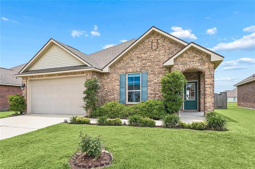 Single family home for sale at 125 E Lake Ct, Slidell, LA 70461 | MLS# 2578276