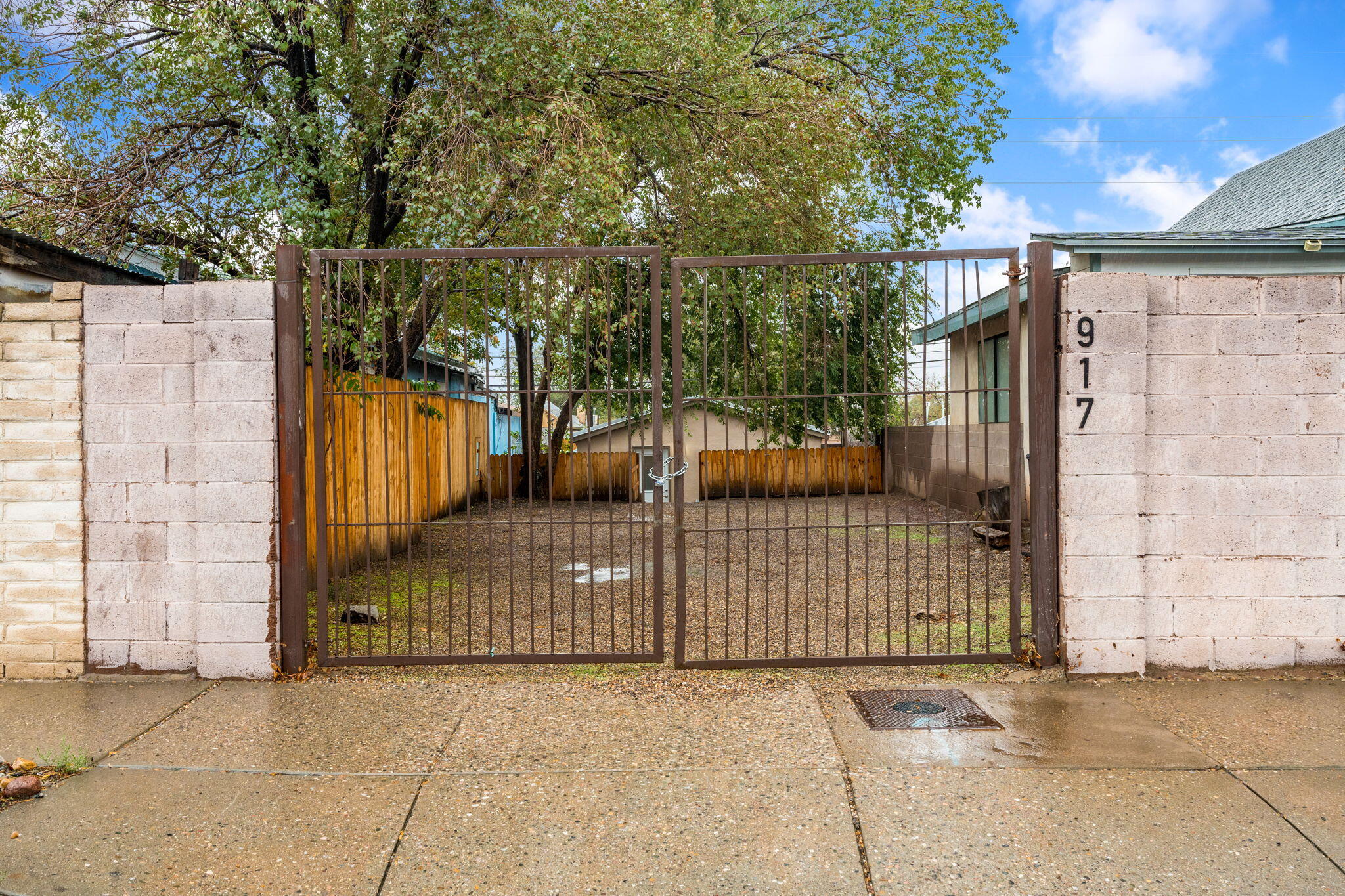 Photo 3 of Single family home for sale at 917 Edith Blvd Se, Albuquerque, NM 87102 | MLS# 1111518 | Listing updated on 2026-10-07