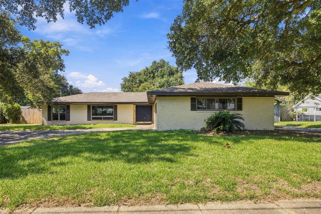 330 Arlington Drive — photo 2