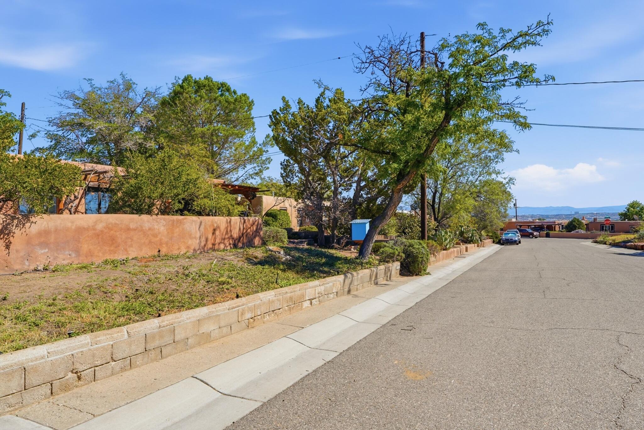 Photo 2 of Sale Pending at 2821 Rio Vista Ct Sw, Albuquerque, NM 87105 | MLS# 1112242 | Listing updated on 2026-10-12