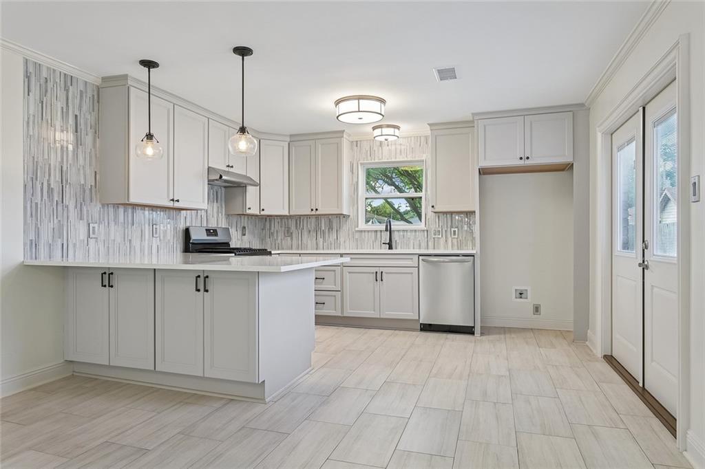 Photo 3 of Single family home for sale at 1728 Carnation Ave, Metairie, LA 70001 | MLS# 2574191 | Listing updated on 2026-10-11