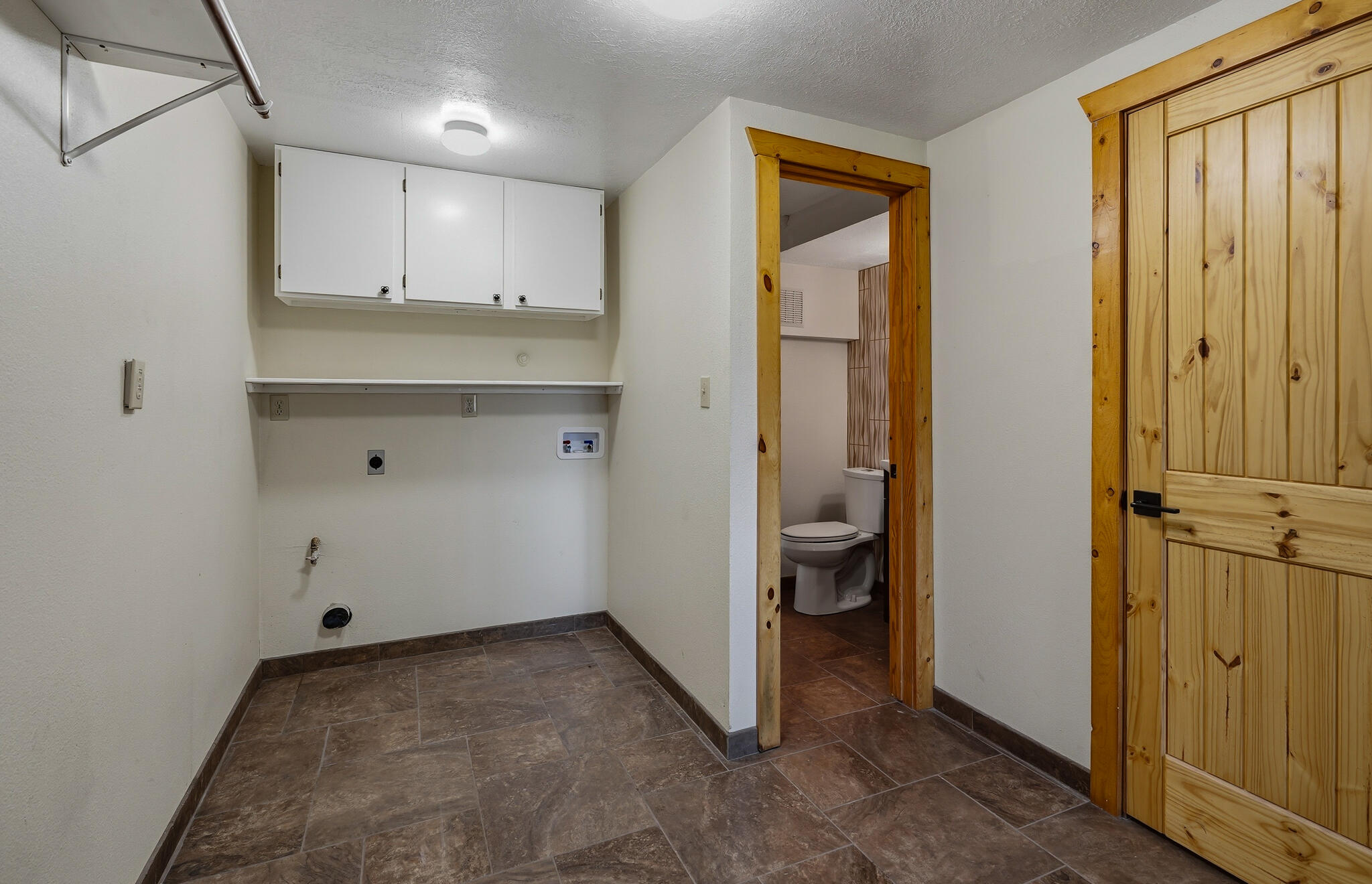 Photo 4 of Sale Pending at 15 Mcatee Pl, Tijeras, NM 87059 | MLS# 1112425 | Listing updated on 2026-10-21