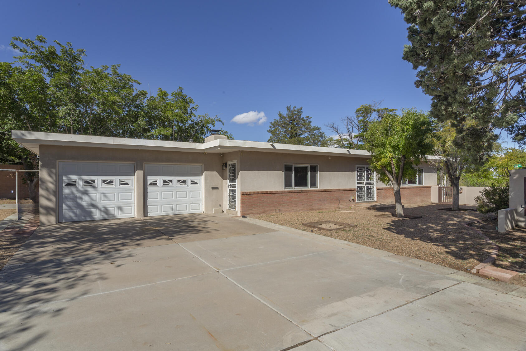 Photo 3 of Single family home for sale at 1621 Stanford Dr Ne, Albuquerque, NM 87106 | MLS# 1112505 | Listing updated on 2026-10-14