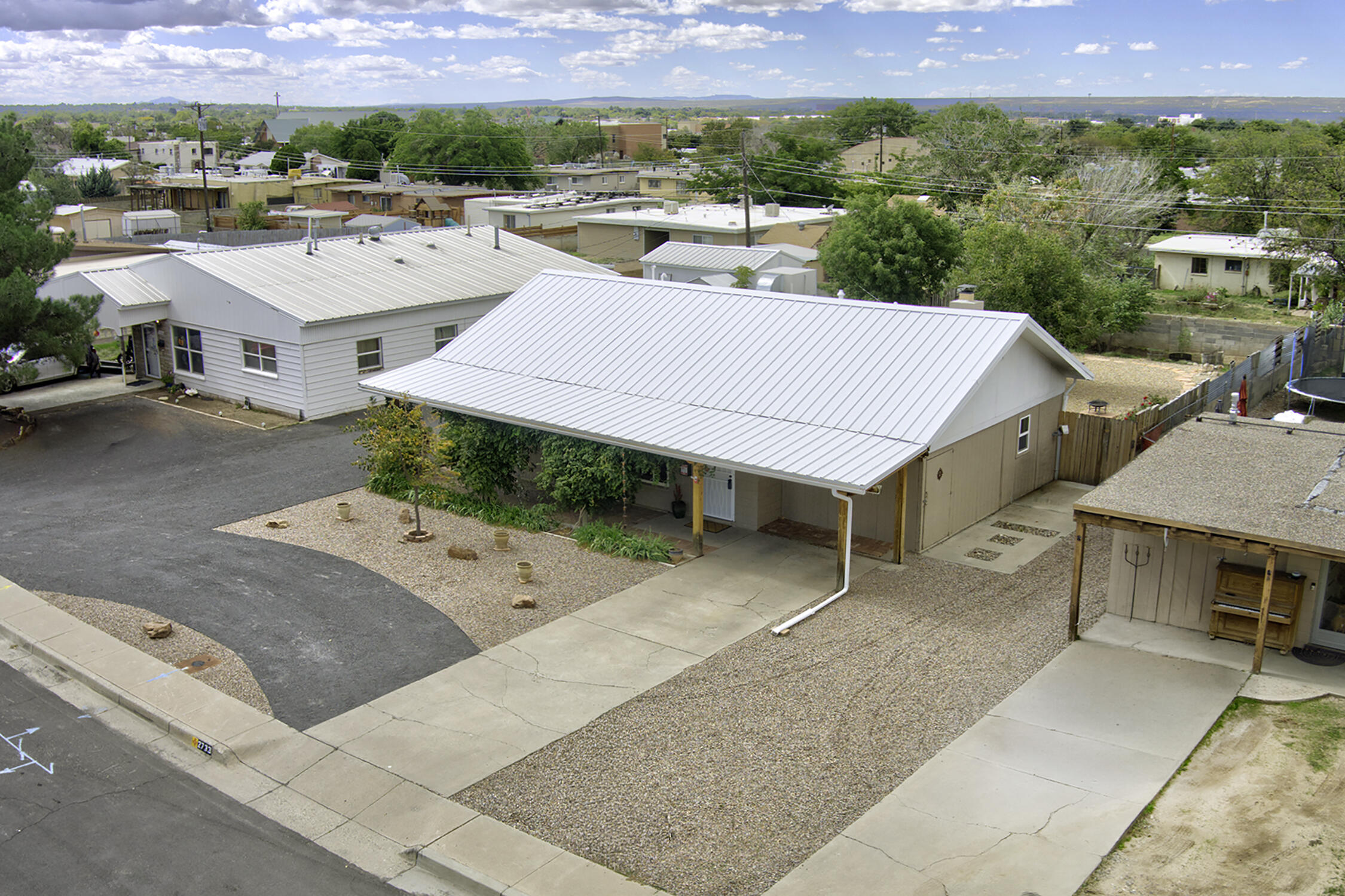 Photo 3 of Single family home for sale at 2733 Florida St NE, Albuquerque, NM 87110 | MLS# 1112651 | Listing updated on 2026-10-24