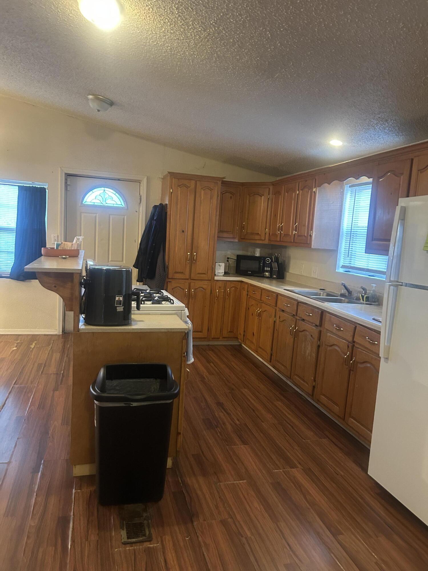 Photo 4 of Sale Pending at 3004 Owen Rd SW, Albuquerque, NM 87121 | MLS# 1112657 | Listing updated on 2026-10-21