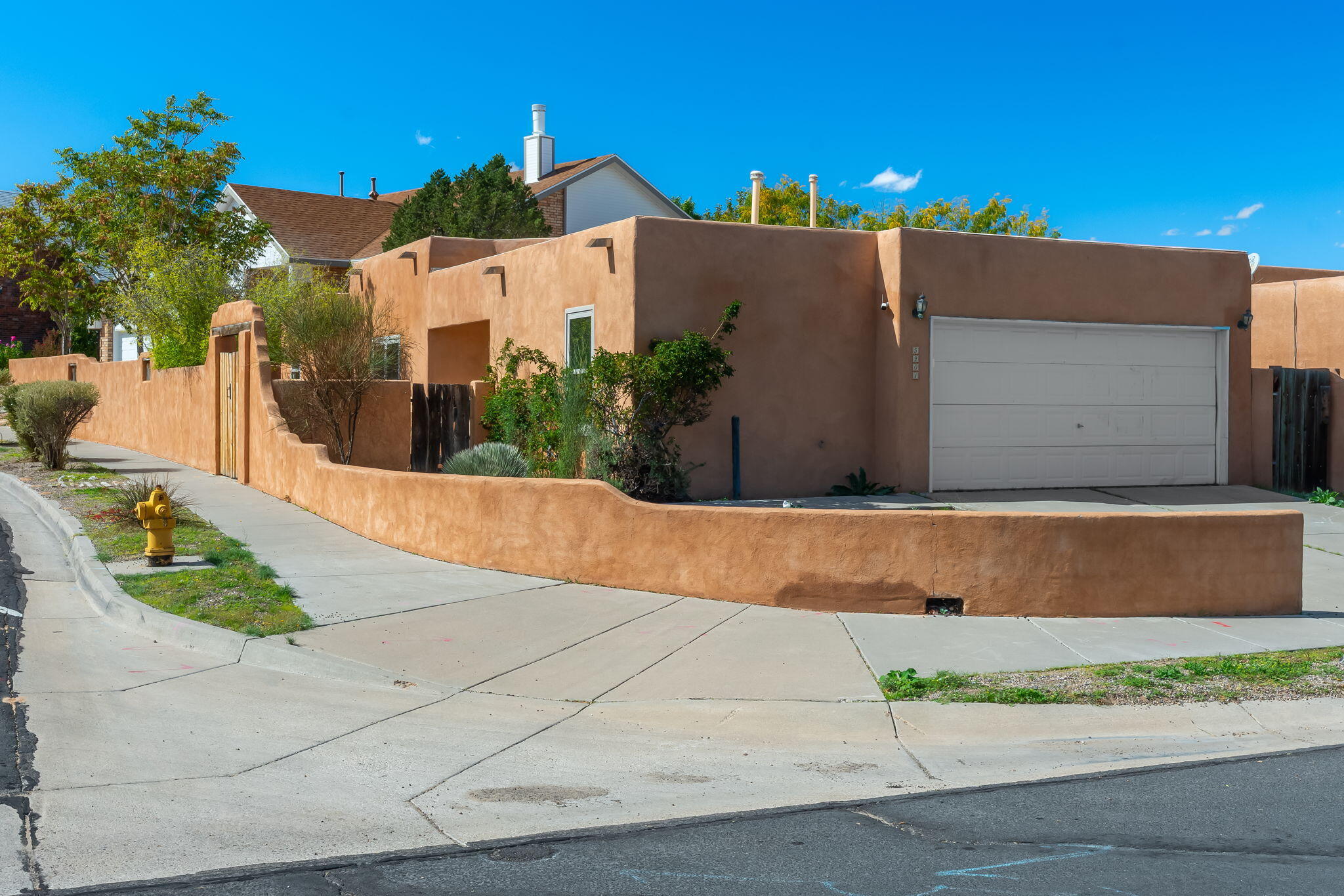 Great open floor plan,  3 bedrooms with 2 full baths. Great room with fire[place, Gated courtyard. 2 Car finished garage.  Great starter house.
