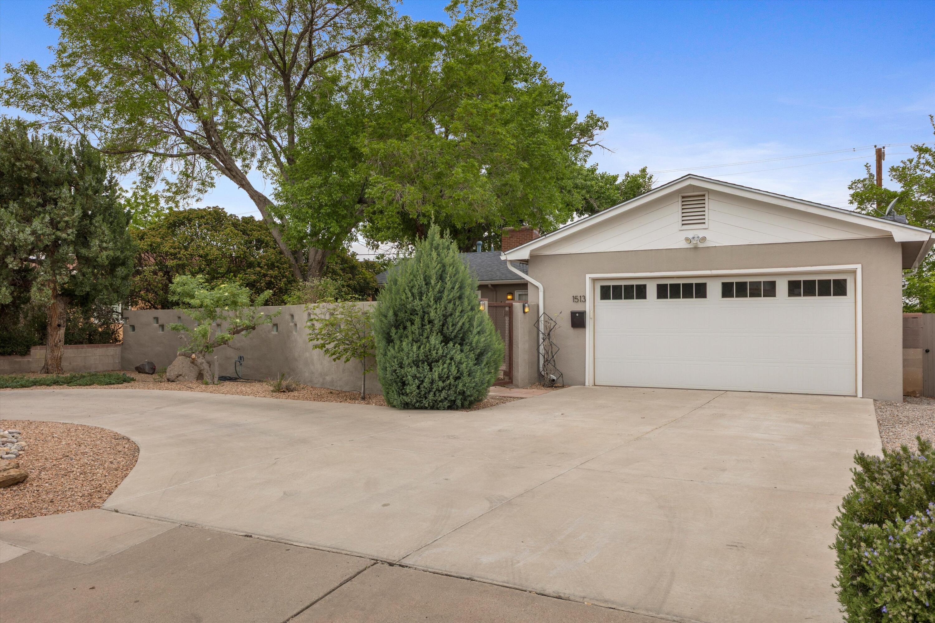 Photo 3 of Sale Pending at 1513 Dartmouth Dr Ne, Albuquerque, NM 87106 | MLS# 1113029 | Listing updated on 2026-10-24