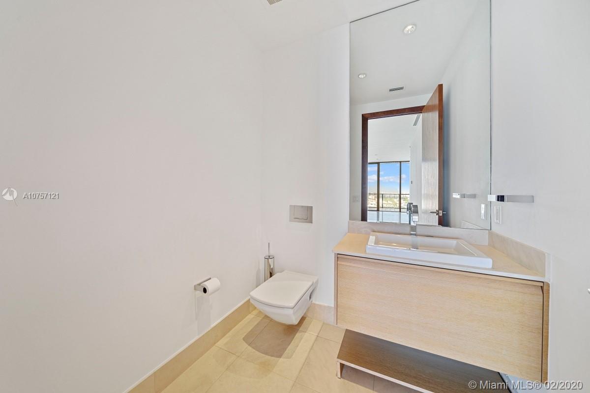 800 S Pointe Dr #1802, Miami Beach FL 33139