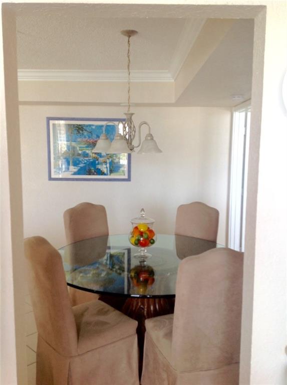 CROWN MOULDING THROUGHOUT