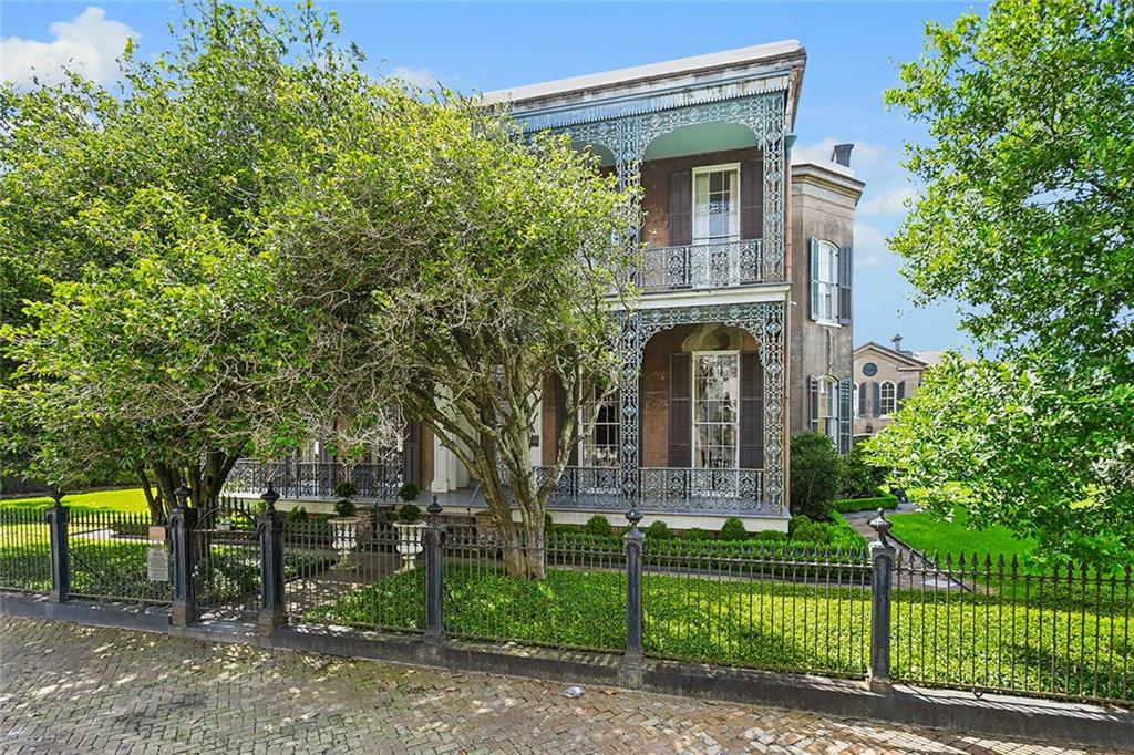 2027 CARONDELET Street