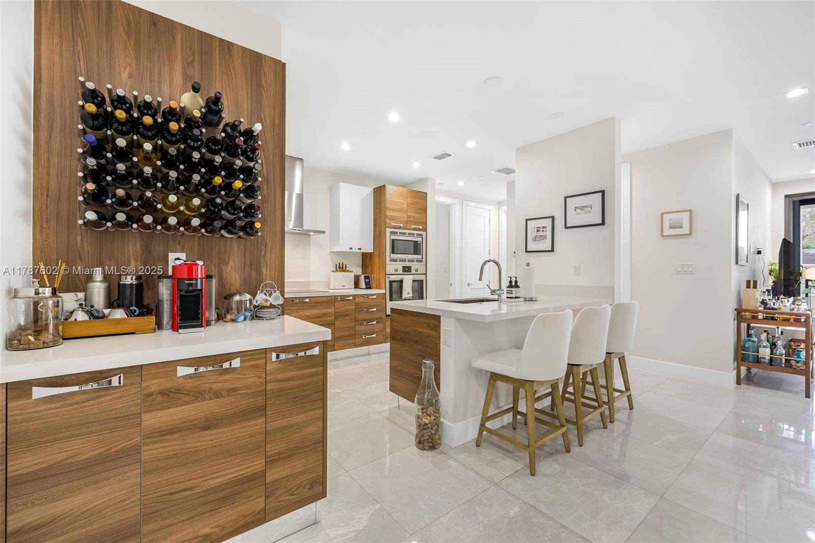 718 Valencia Ave #206, Coral Gables FL 33134