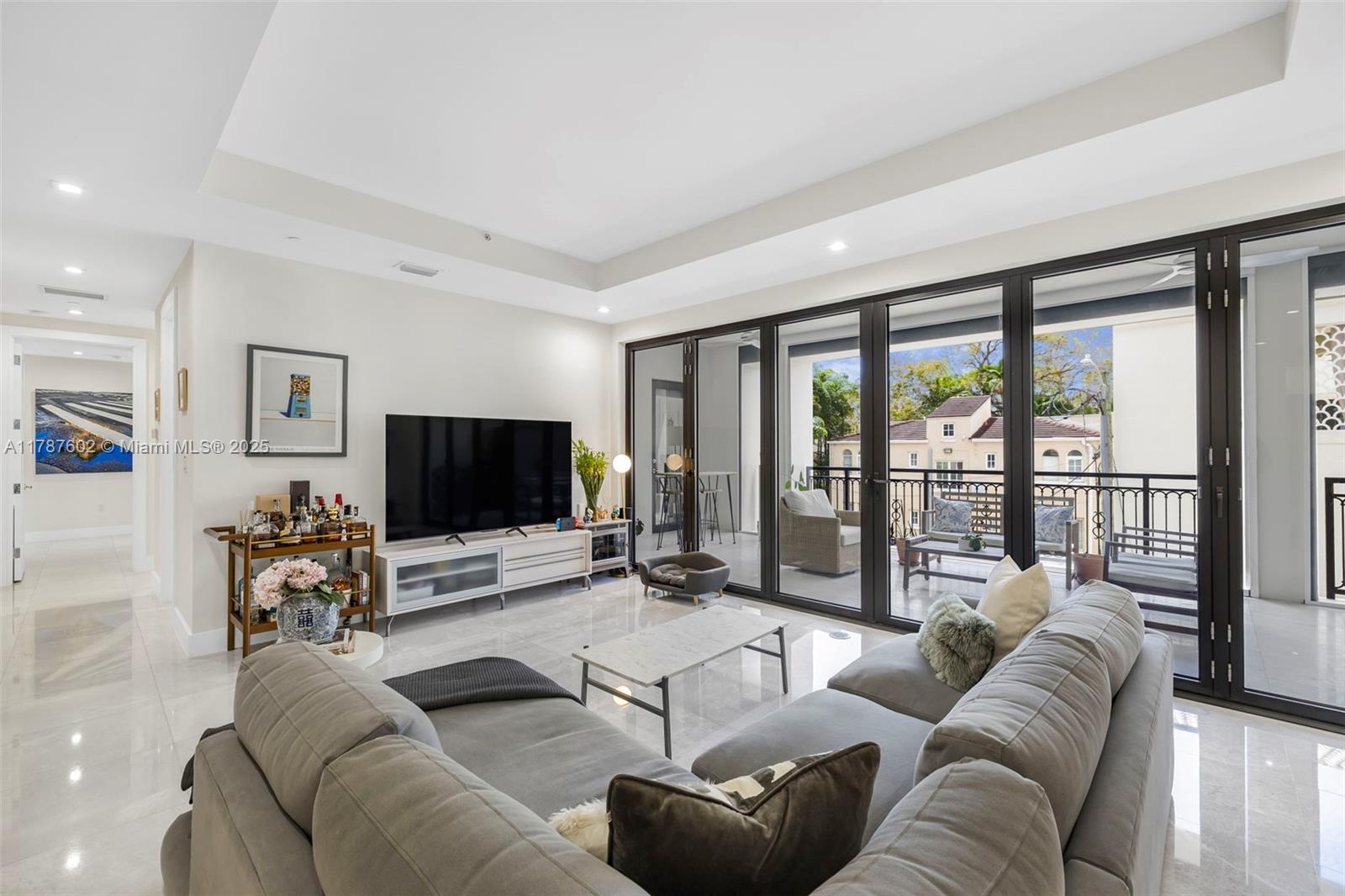718 Valencia Ave #206, Coral Gables FL 33134