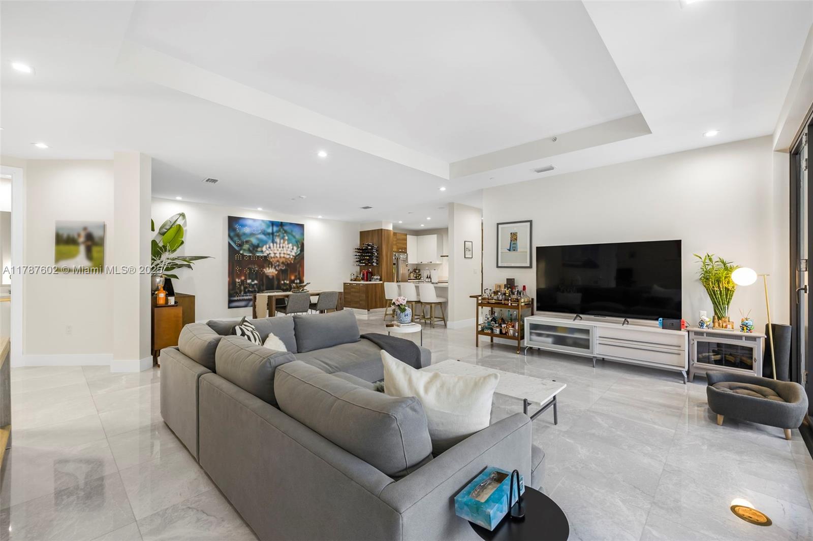718 Valencia Ave #206, Coral Gables FL 33134