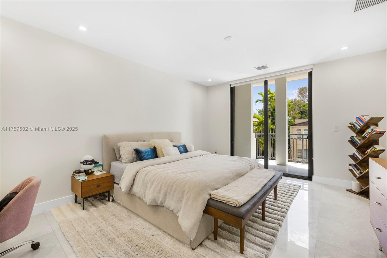718 Valencia Ave #206, Coral Gables FL 33134