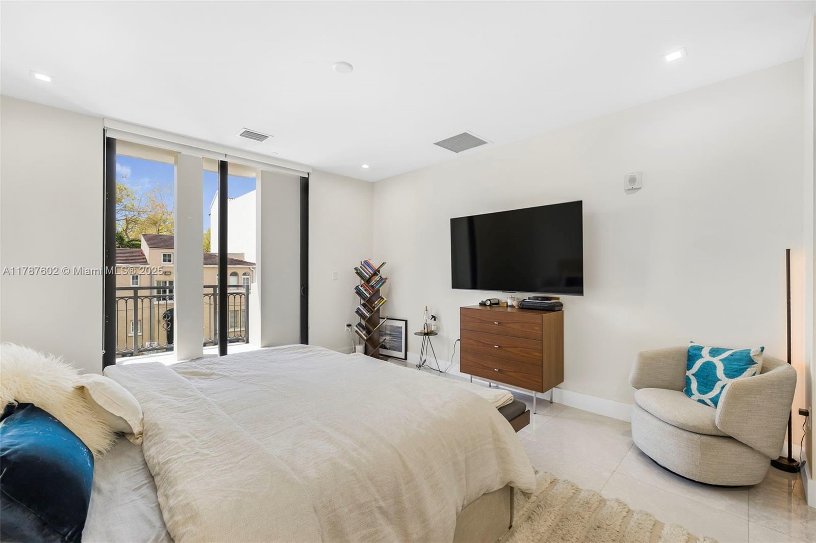 718 Valencia Ave #206, Coral Gables FL 33134
