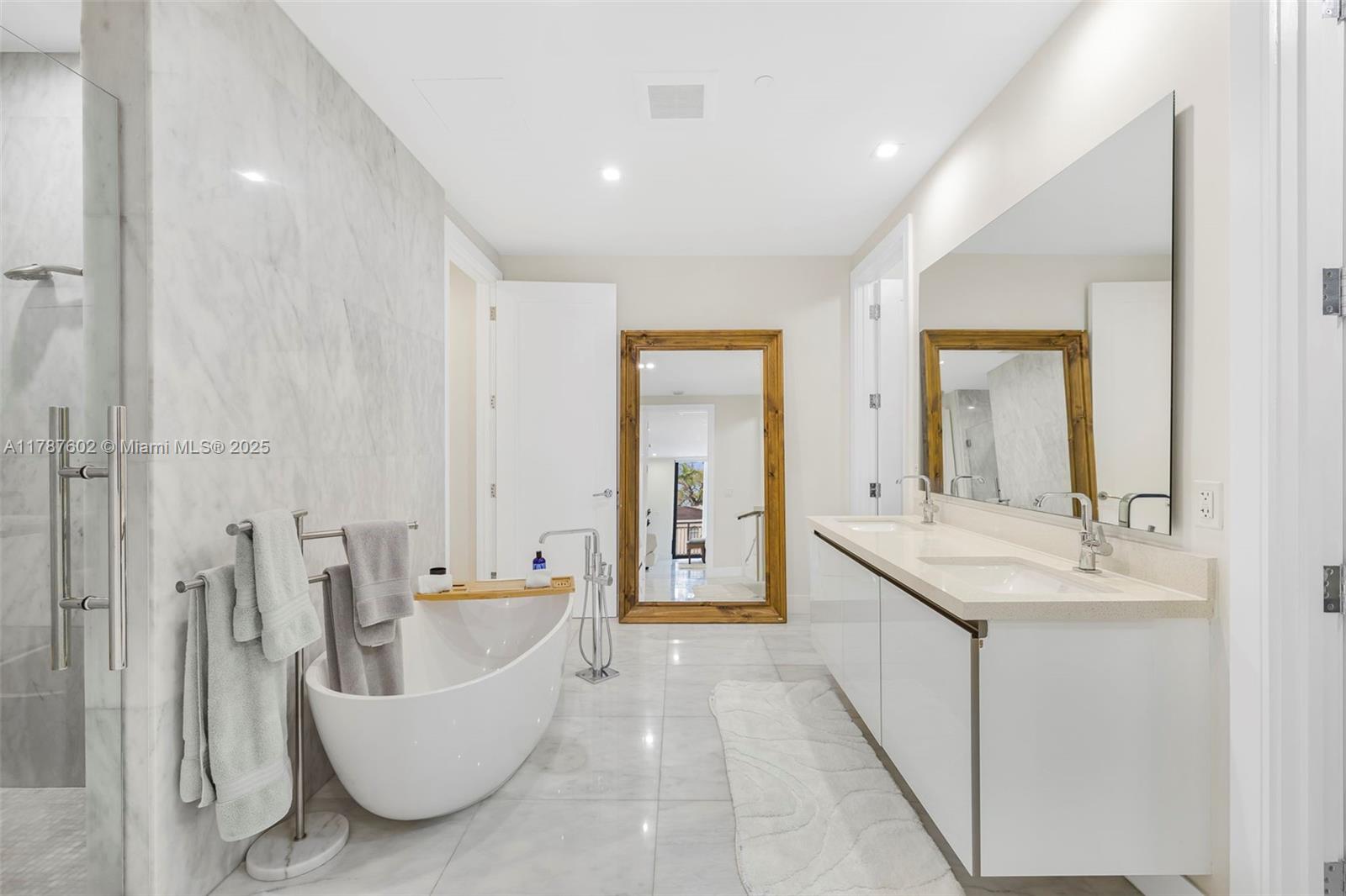 718 Valencia Ave #206, Coral Gables FL 33134