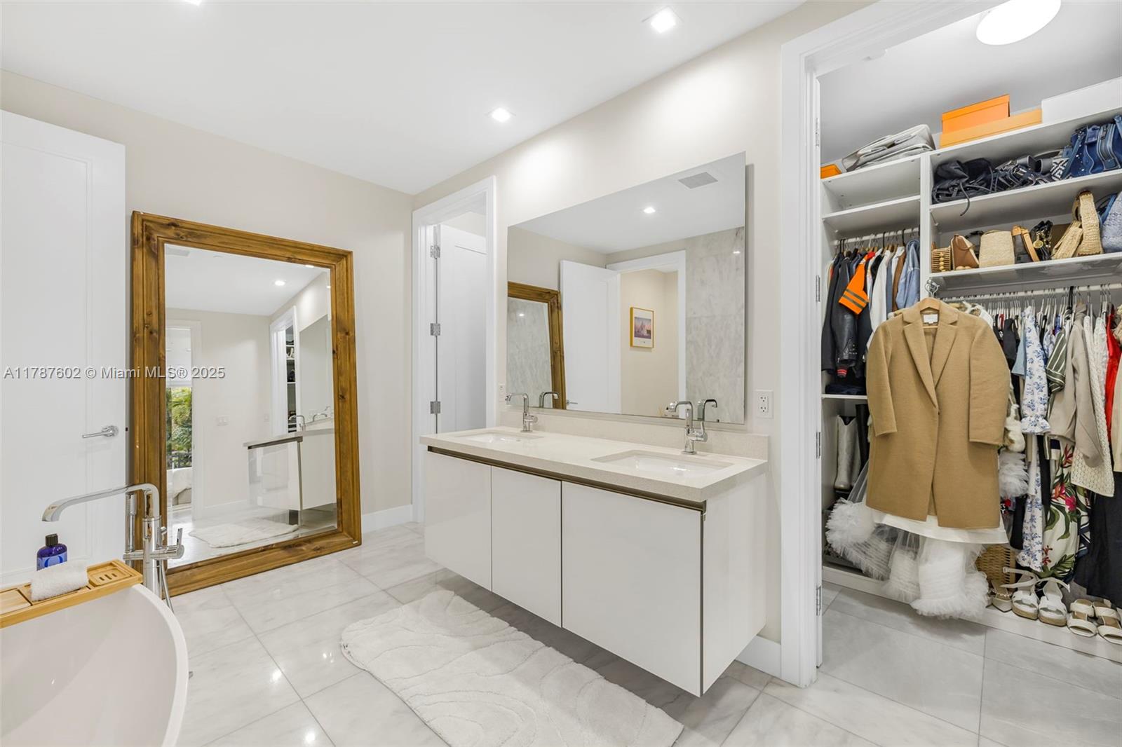 718 Valencia Ave #206, Coral Gables FL 33134
