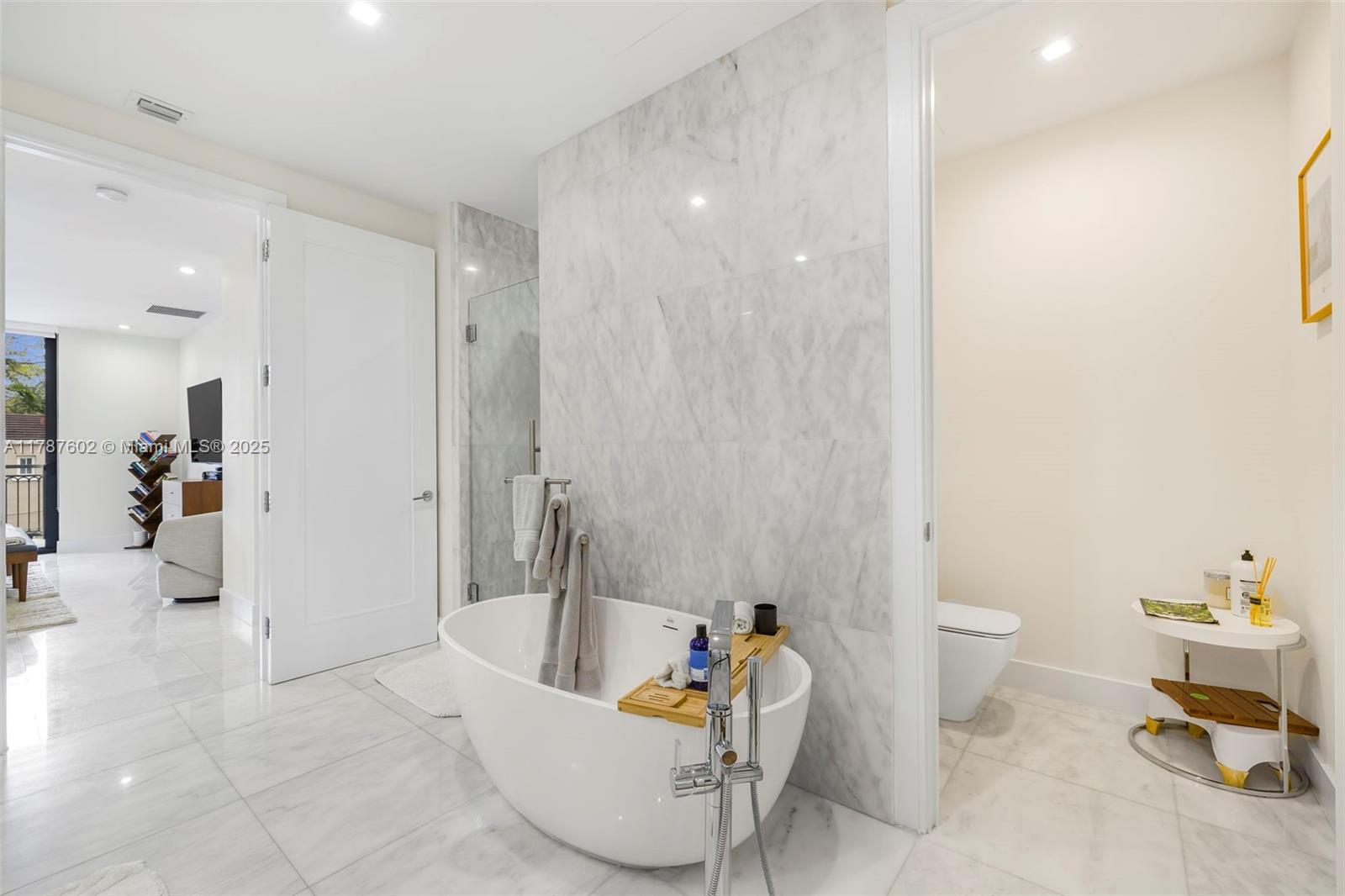718 Valencia Ave #206, Coral Gables FL 33134