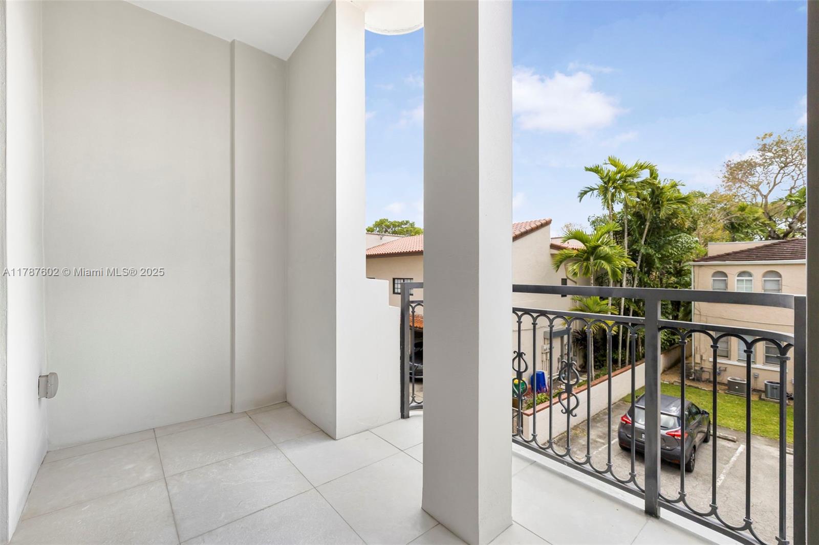 718 Valencia Ave #206, Coral Gables FL 33134