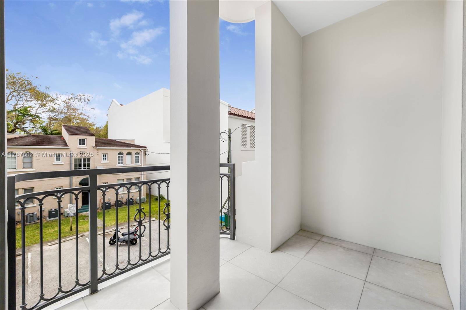718 Valencia Ave #206, Coral Gables FL 33134