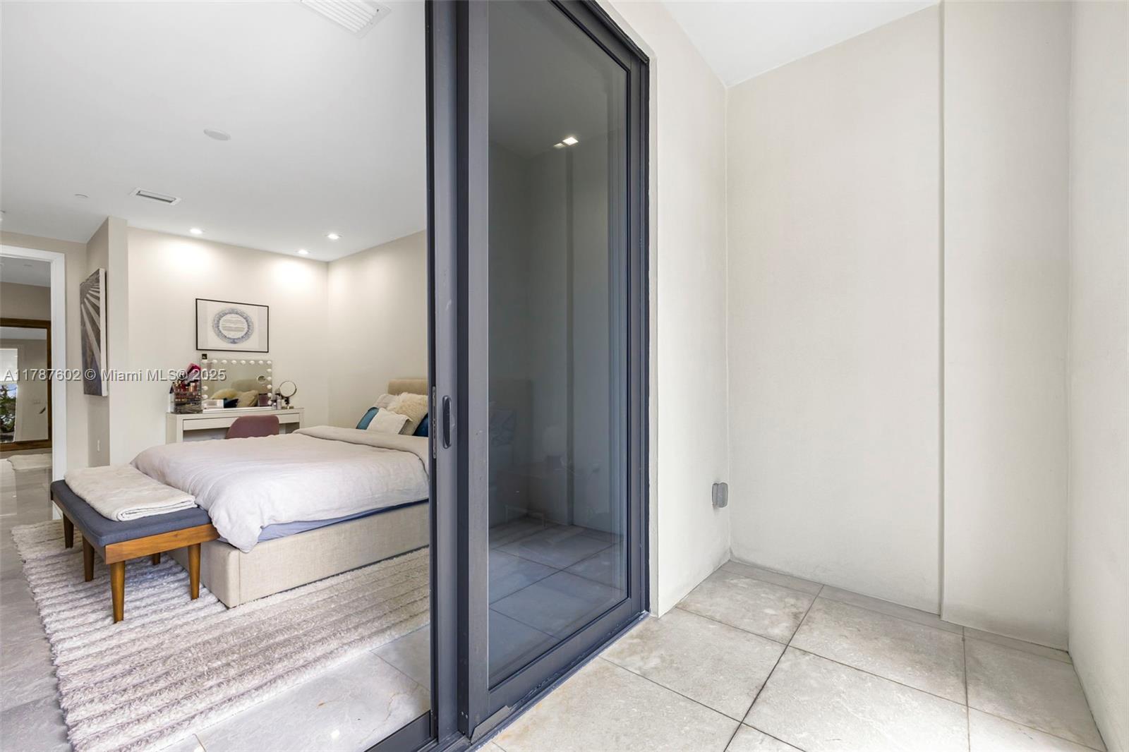 718 Valencia Ave #206, Coral Gables FL 33134