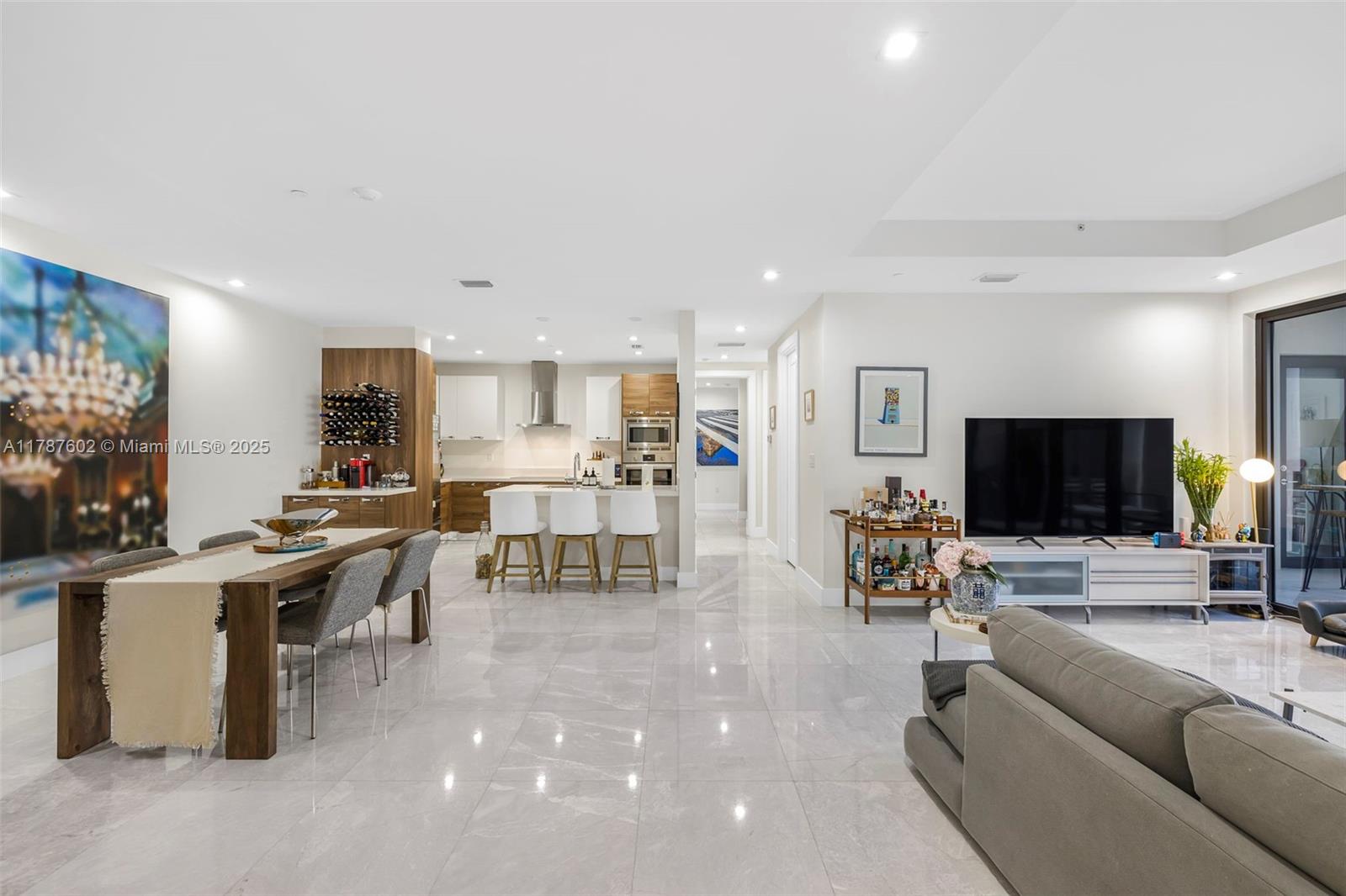 718 Valencia Ave #206, Coral Gables FL 33134