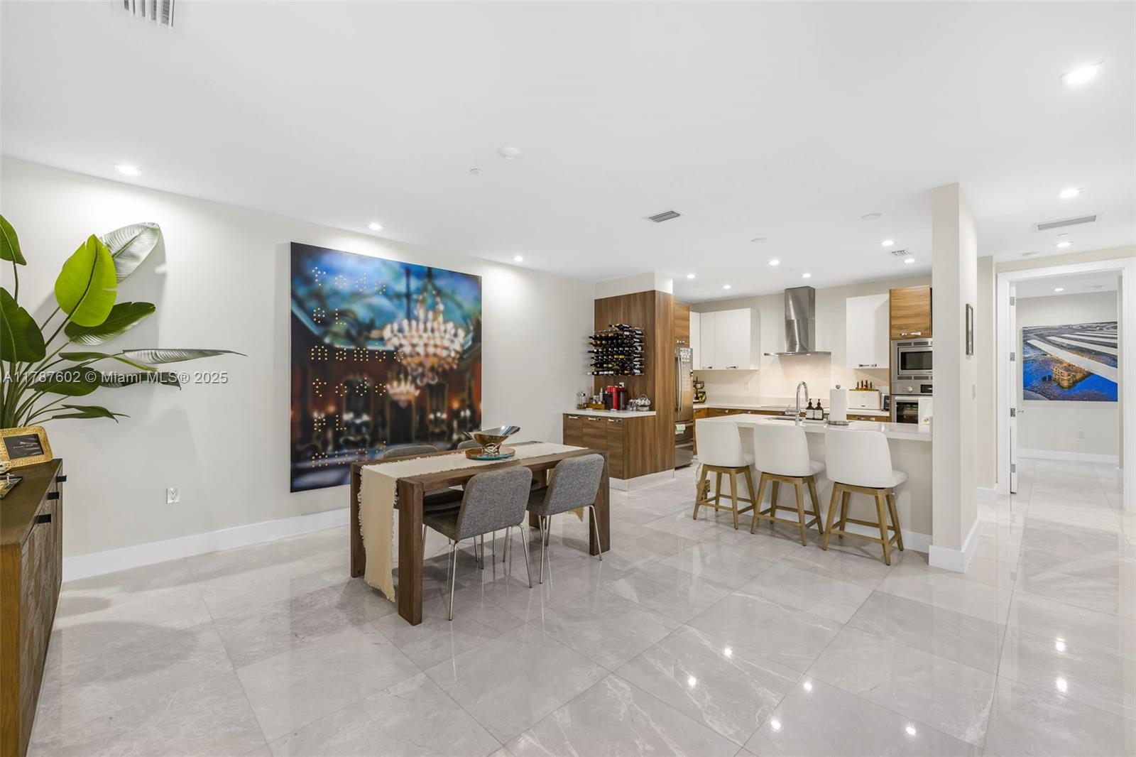 718 Valencia Ave #206, Coral Gables FL 33134