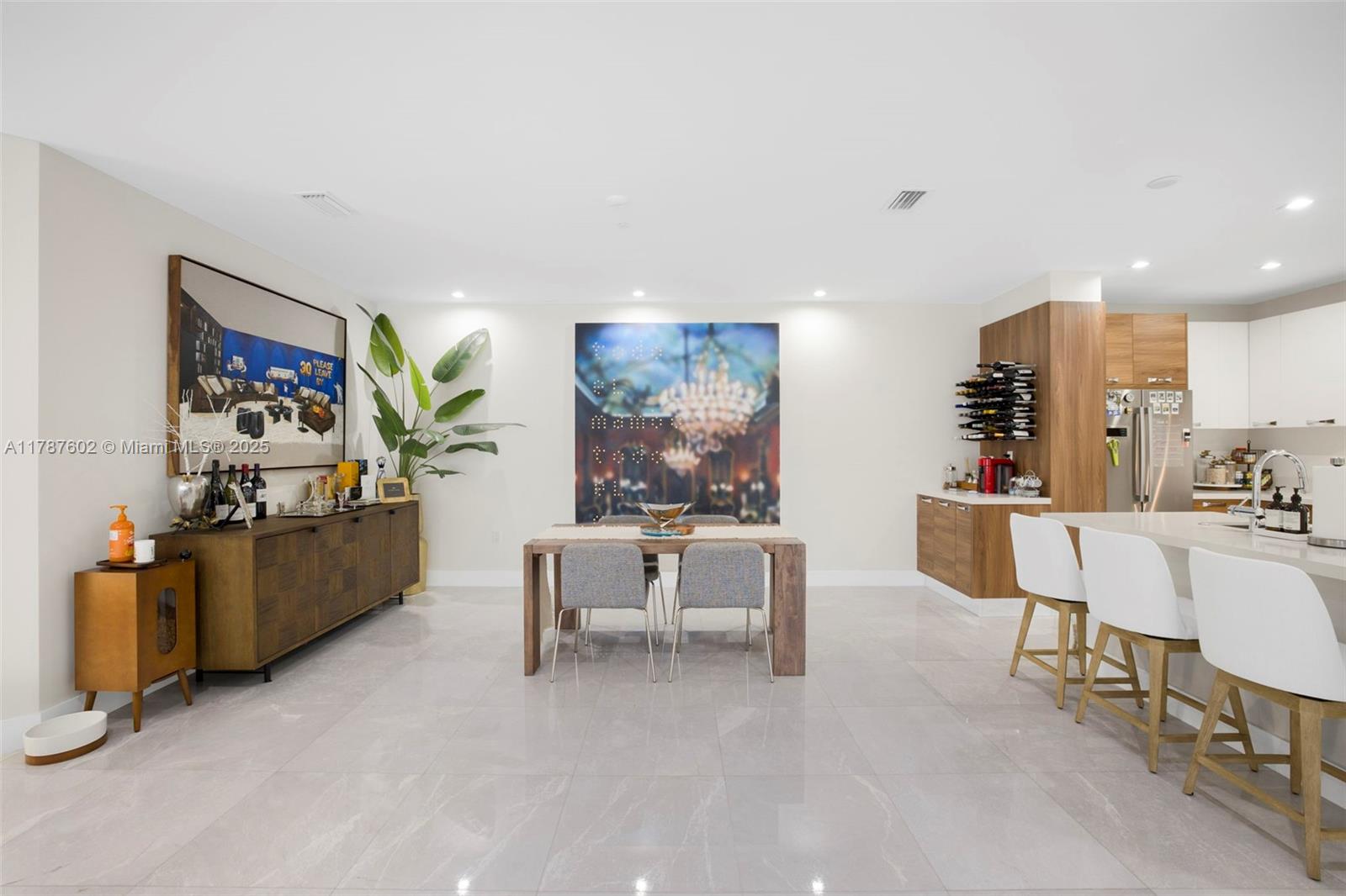 718 Valencia Ave #206, Coral Gables FL 33134