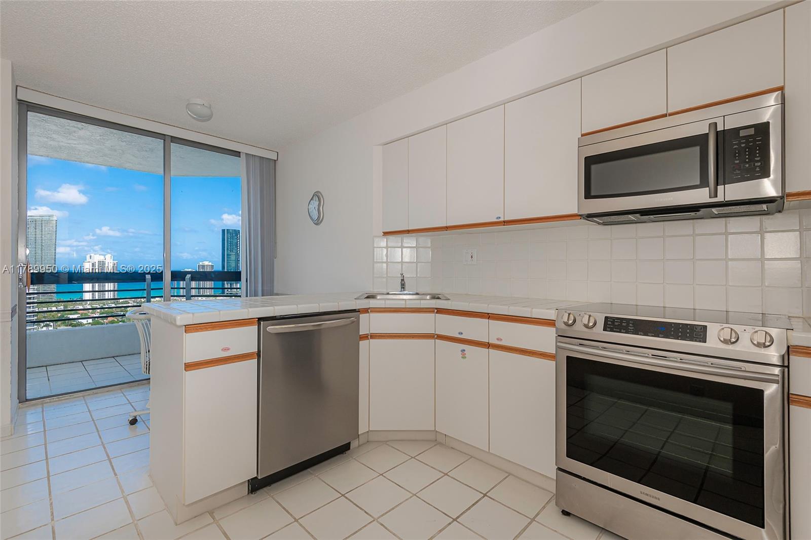 3530 Mystic Pointe Dr #LPH14, Aventura FL 33180